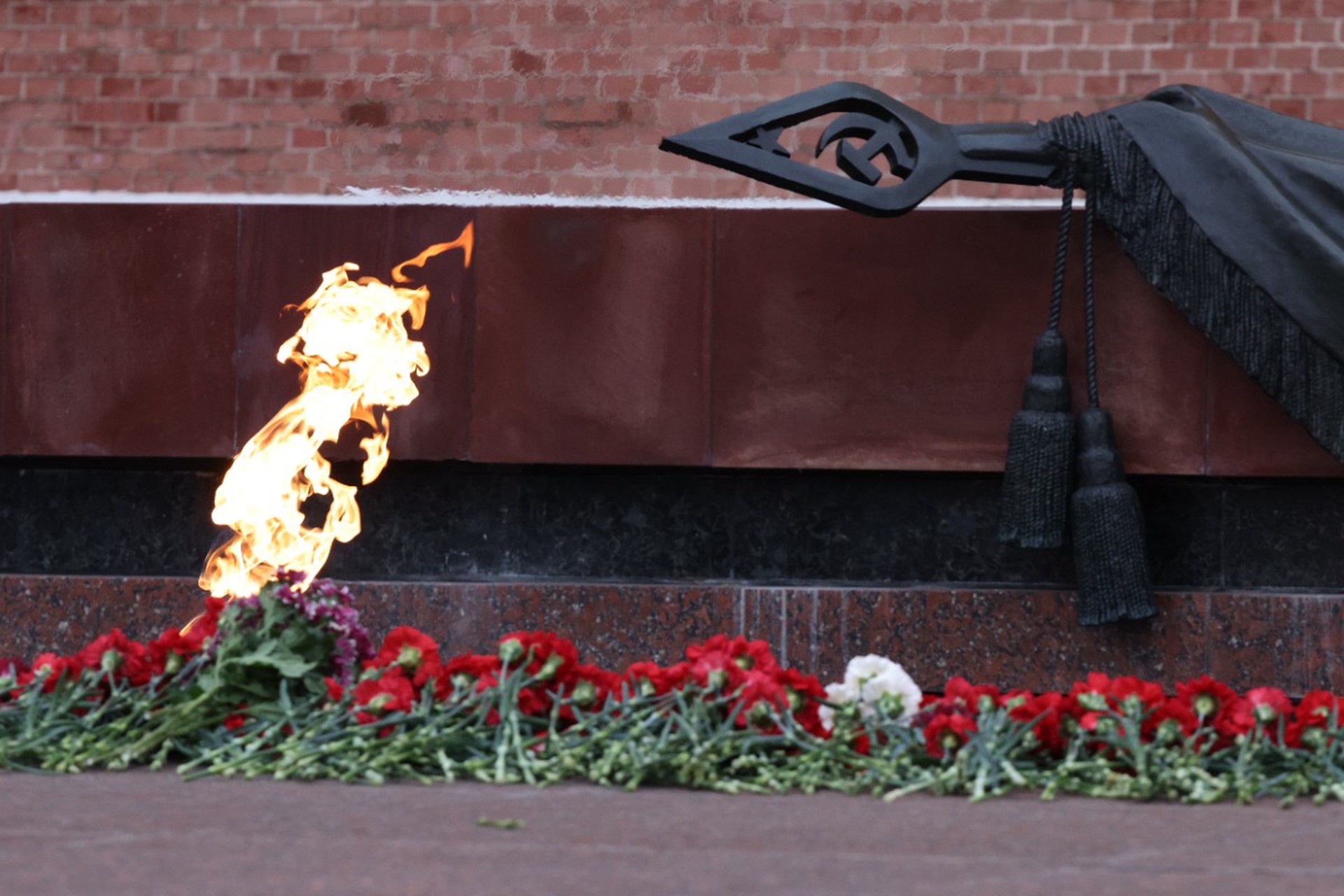 Россиянин поплатился за бросок снежка в Вечный огонь