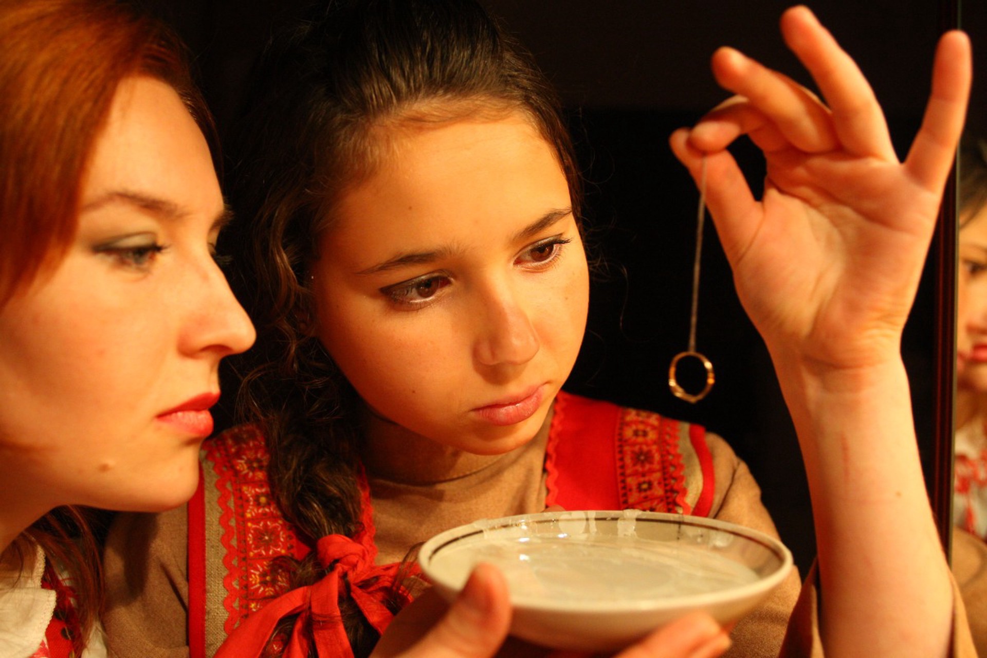 Гадаем на суженого-ряженого: самые простые способы узнать о замужестве в 2026 году