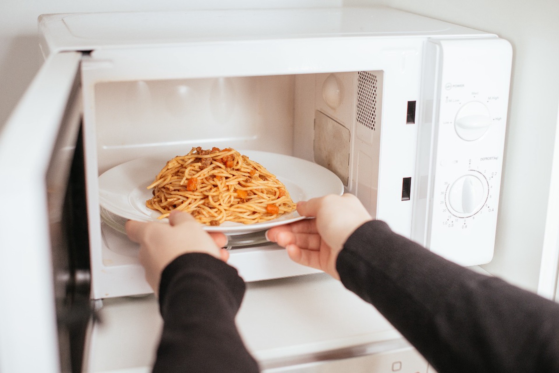 Россиян предупредили о страшных последствиях ежедневного пользования микроволновкой