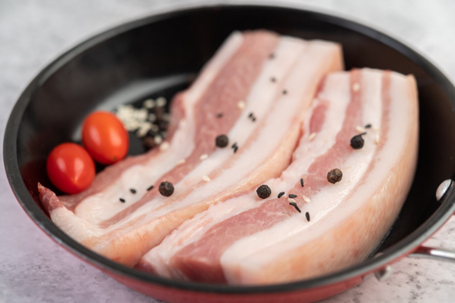 Диетолог рассказал о неочевидной пользе сала