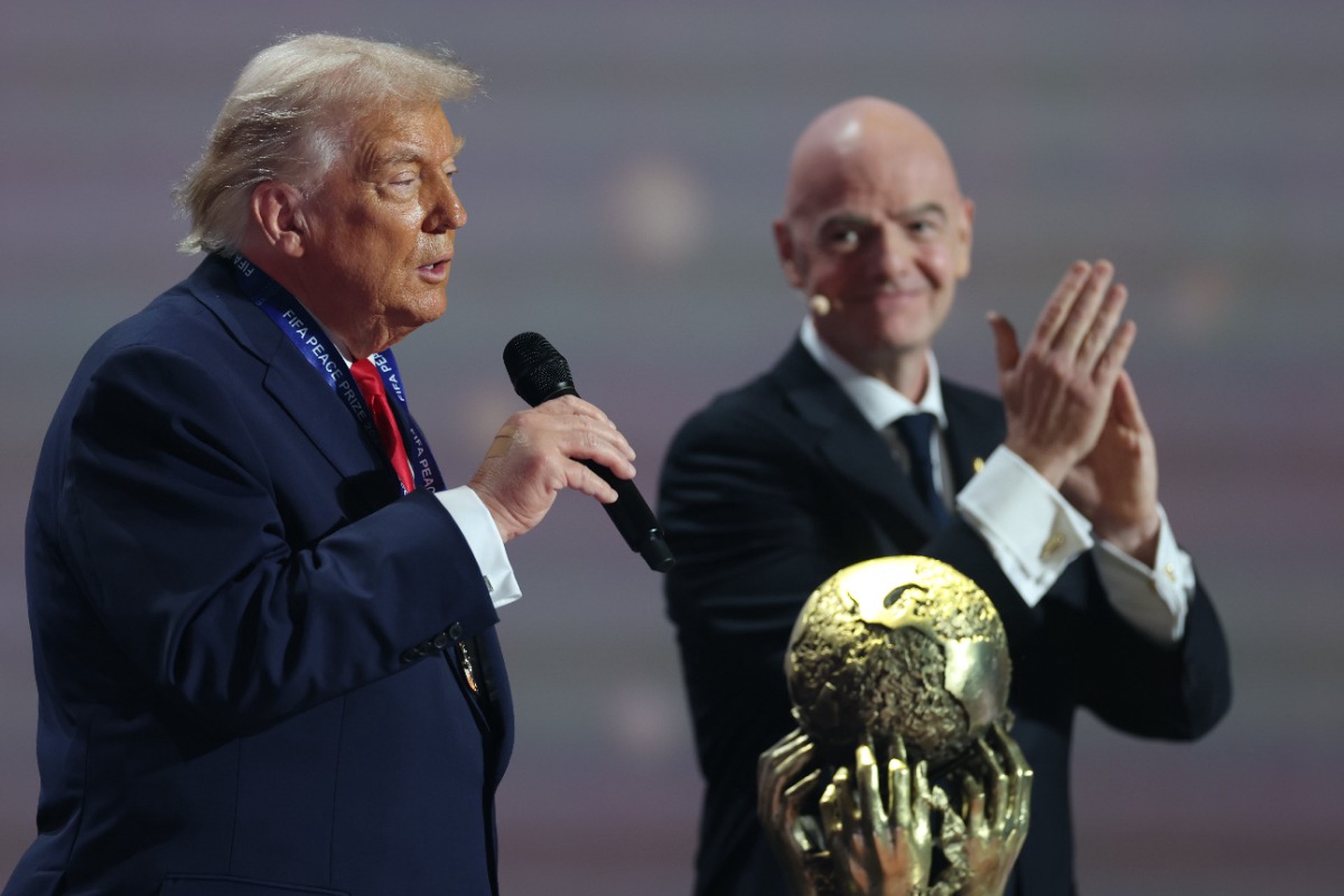 Дональд Трамп стал первым лауреатом премии мира ФИФА