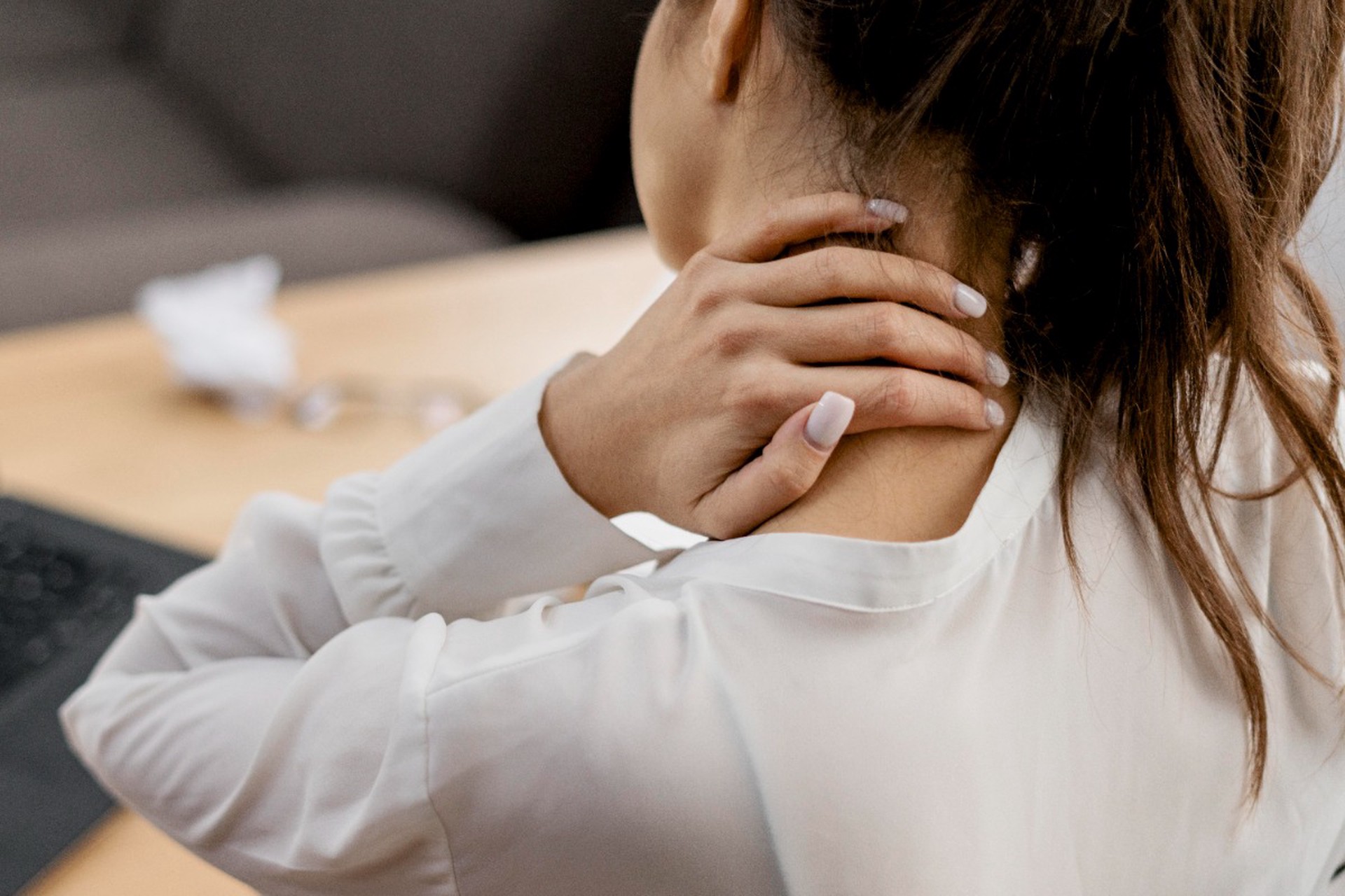 Россиянам объяснили, на что может указывать боль в шее и челюсти