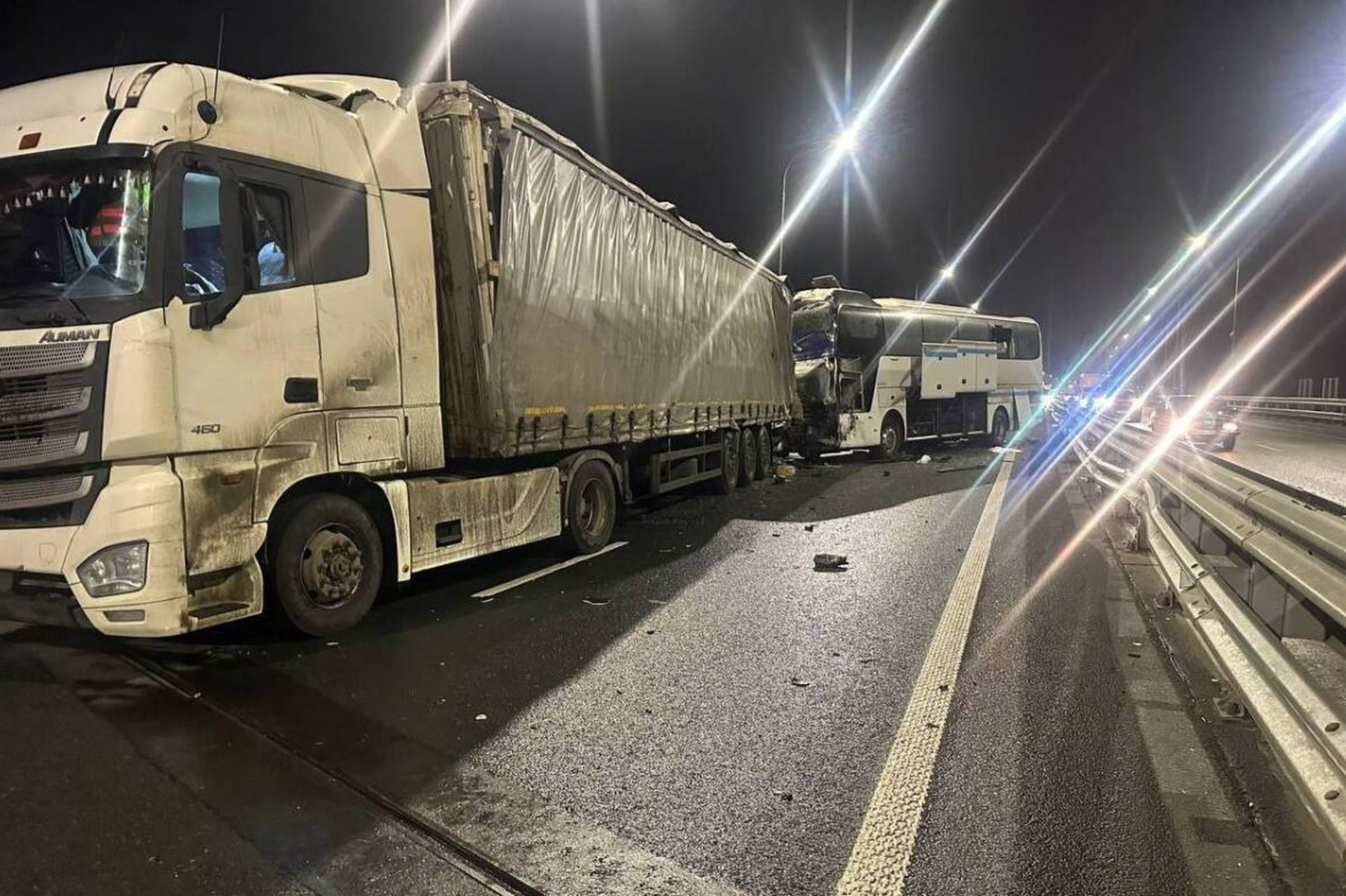 В страшной аварии столкнулись два автобуса и две легковушки