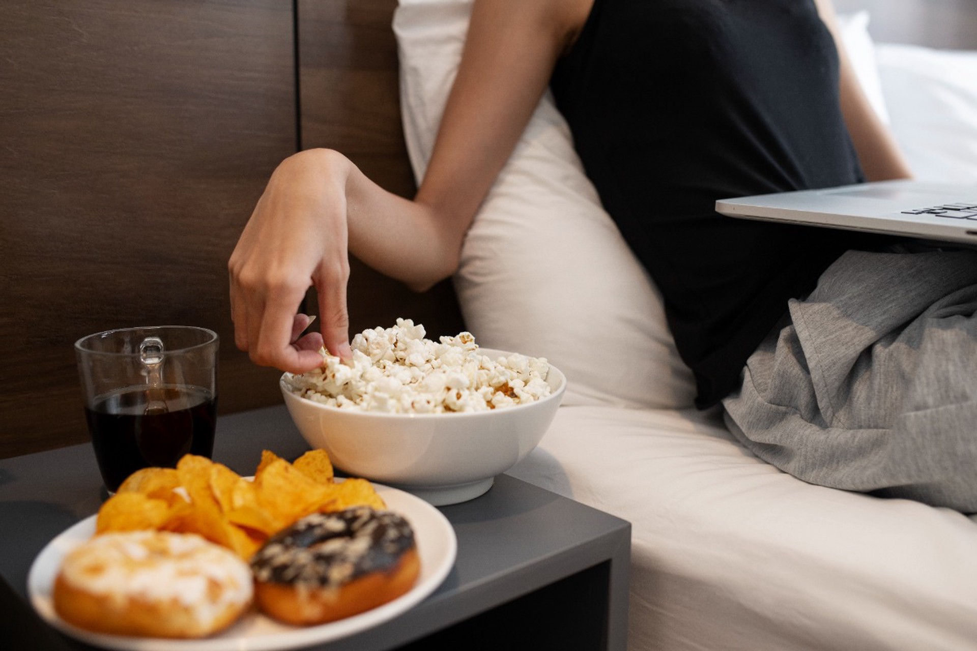 Россиянам объяснили, почему нельзя есть лежа