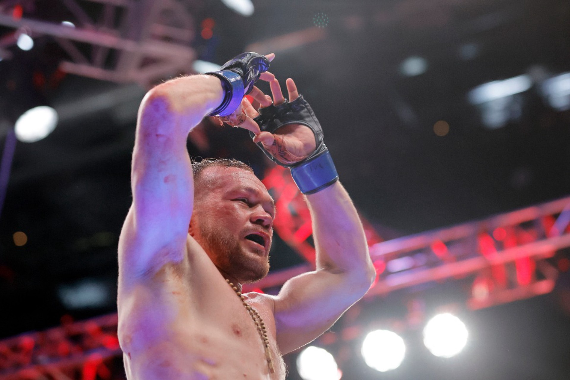 Российский боец вернул титул чемпиона UFC