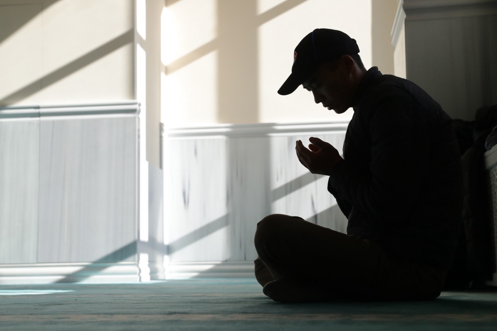 Мусульман призвали отказаться от никабов и публичных намазов