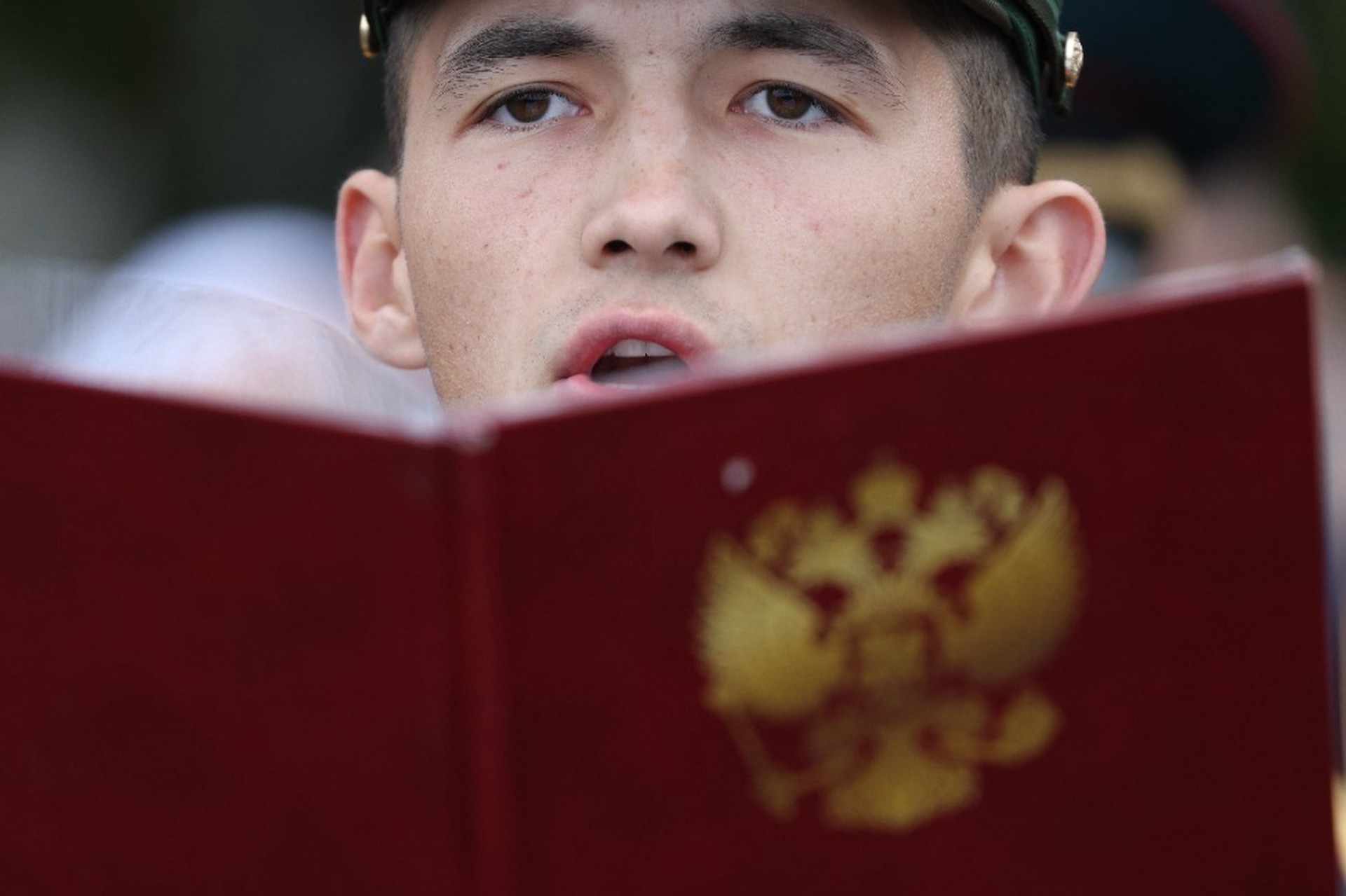 В России снизили возраст принесения присяги