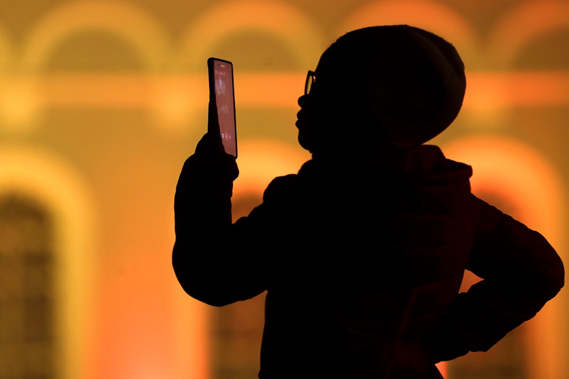 Названы тревожные сигналы, которые могут указывать на общение ребенка с мошенниками