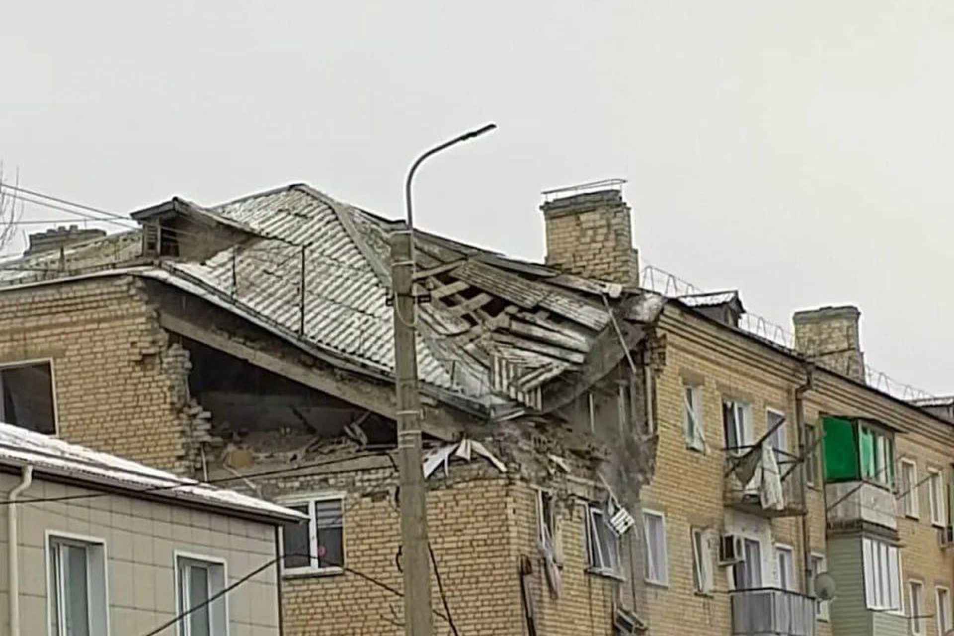 Мощный взрыв прогремел в многоквартирном доме в российском регионе
