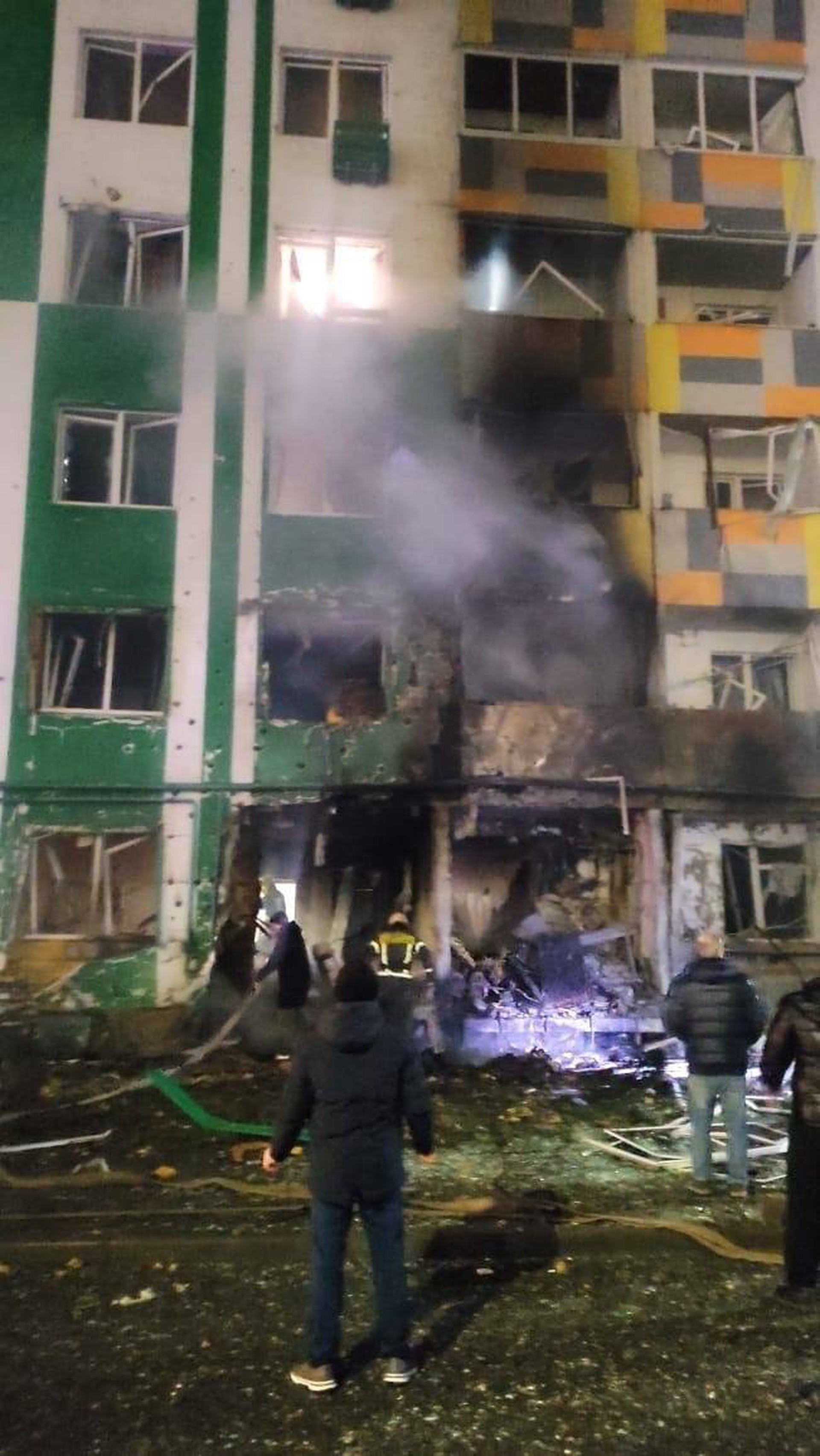 Беспилотник разбил первые четыре этажа многоэтажки в российском городе