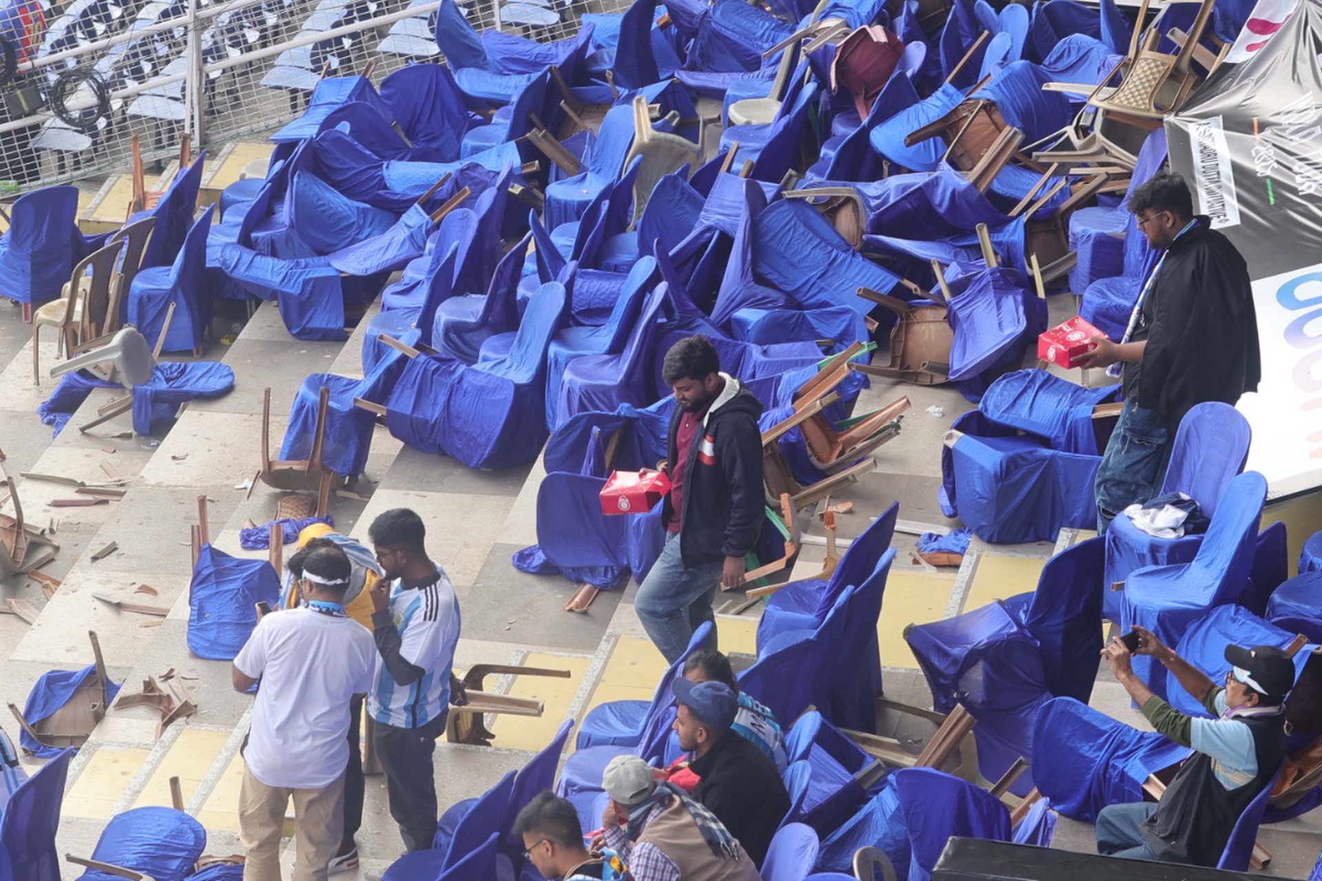 Месси покинул стадион после беспорядков