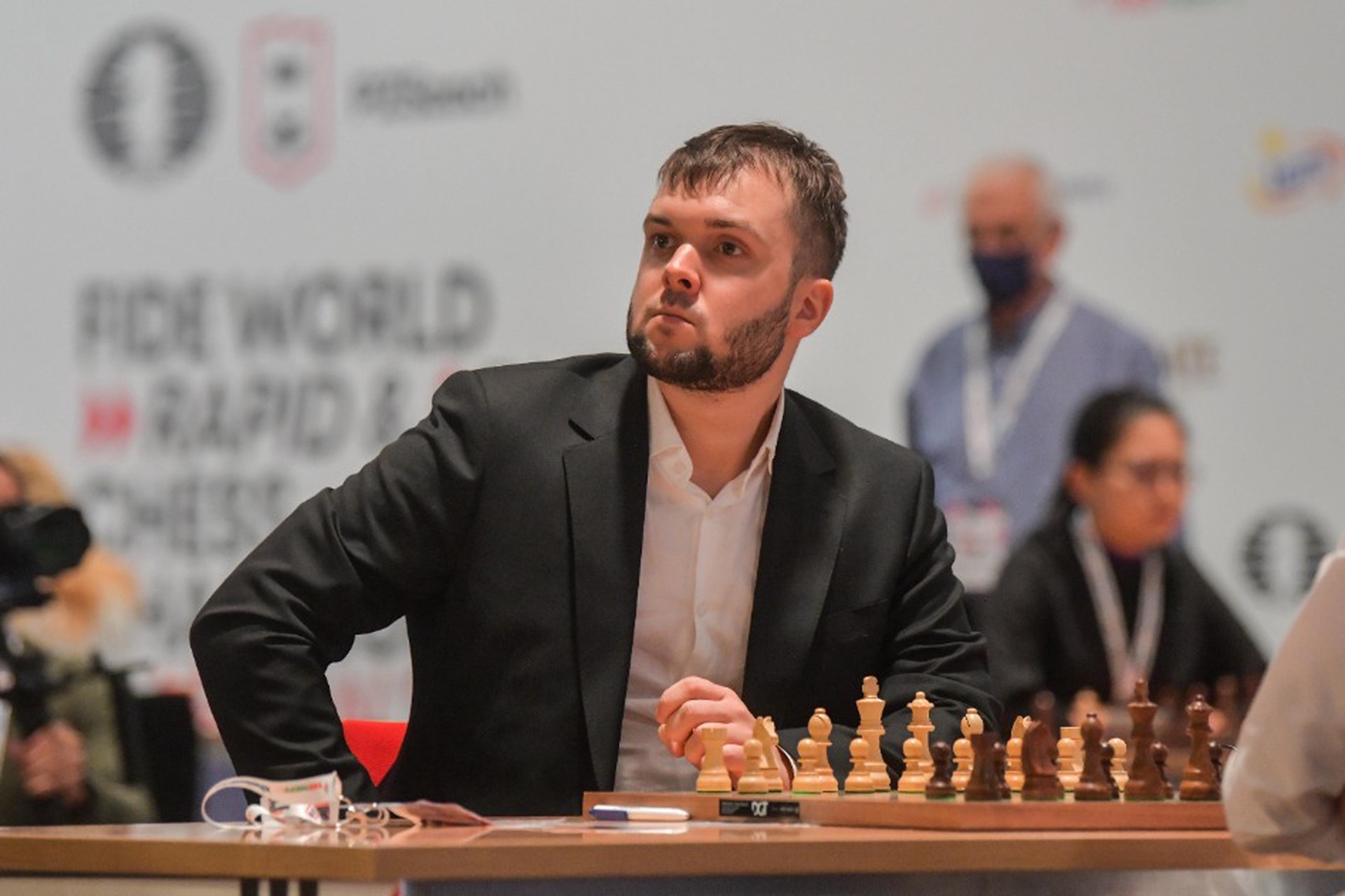 Сбежавший из России шахматист лишился всех званий