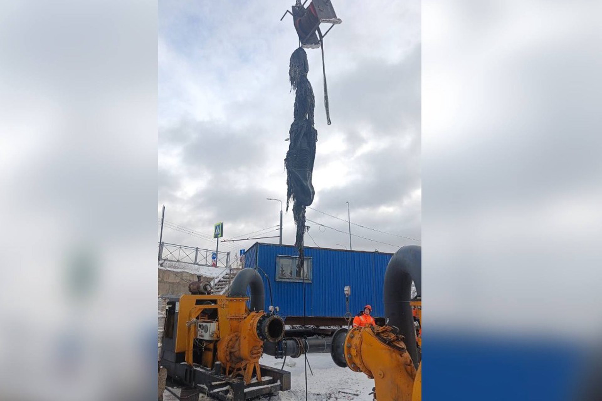 Многометровый «сюрприз» достали из канализации в российском городе