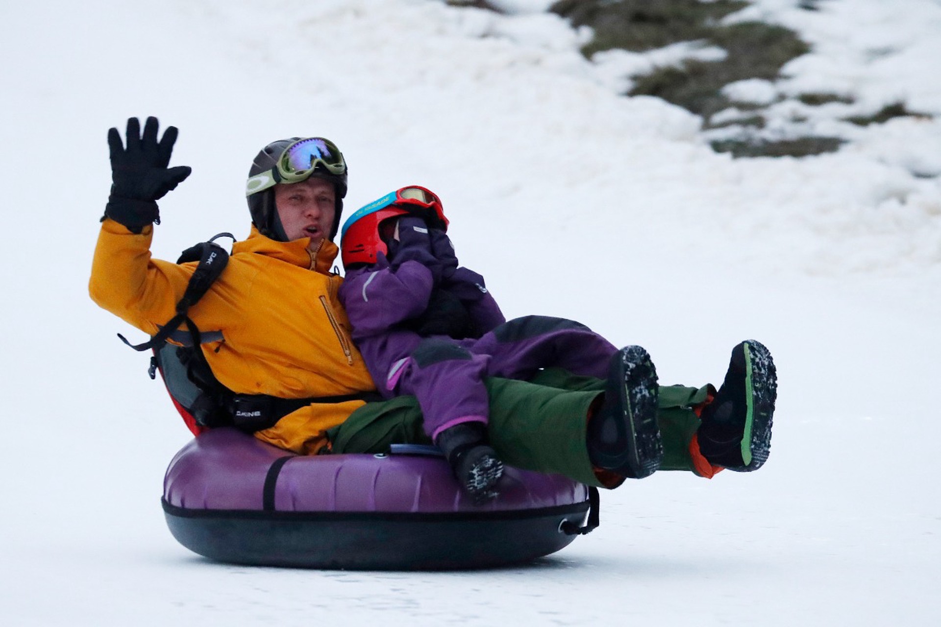 Травматолог предупредил об опасности катания с ледяных гор на ватрушках и ледянках