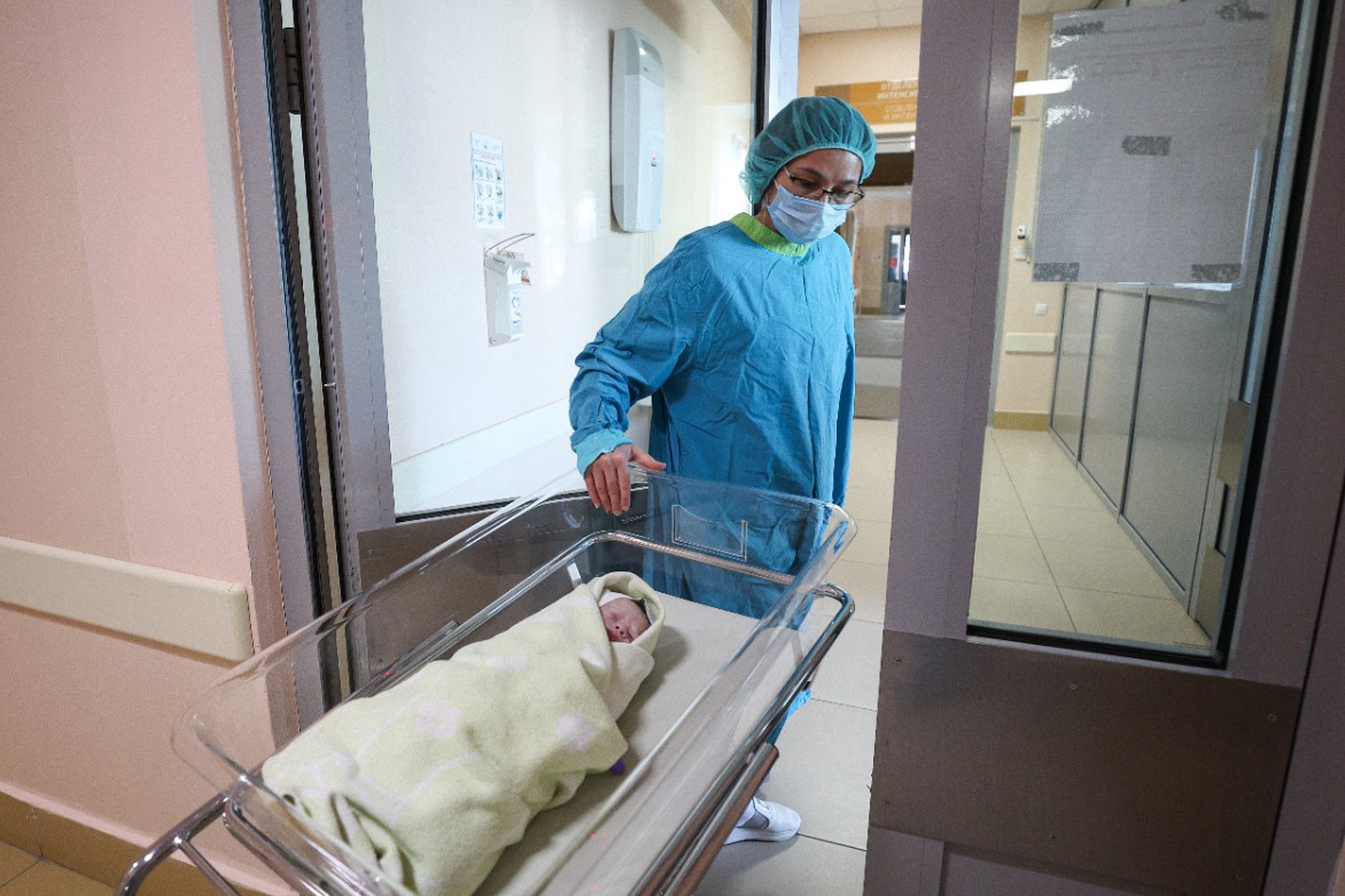 Православный общественник возмутился планами записывать роды российских женщин