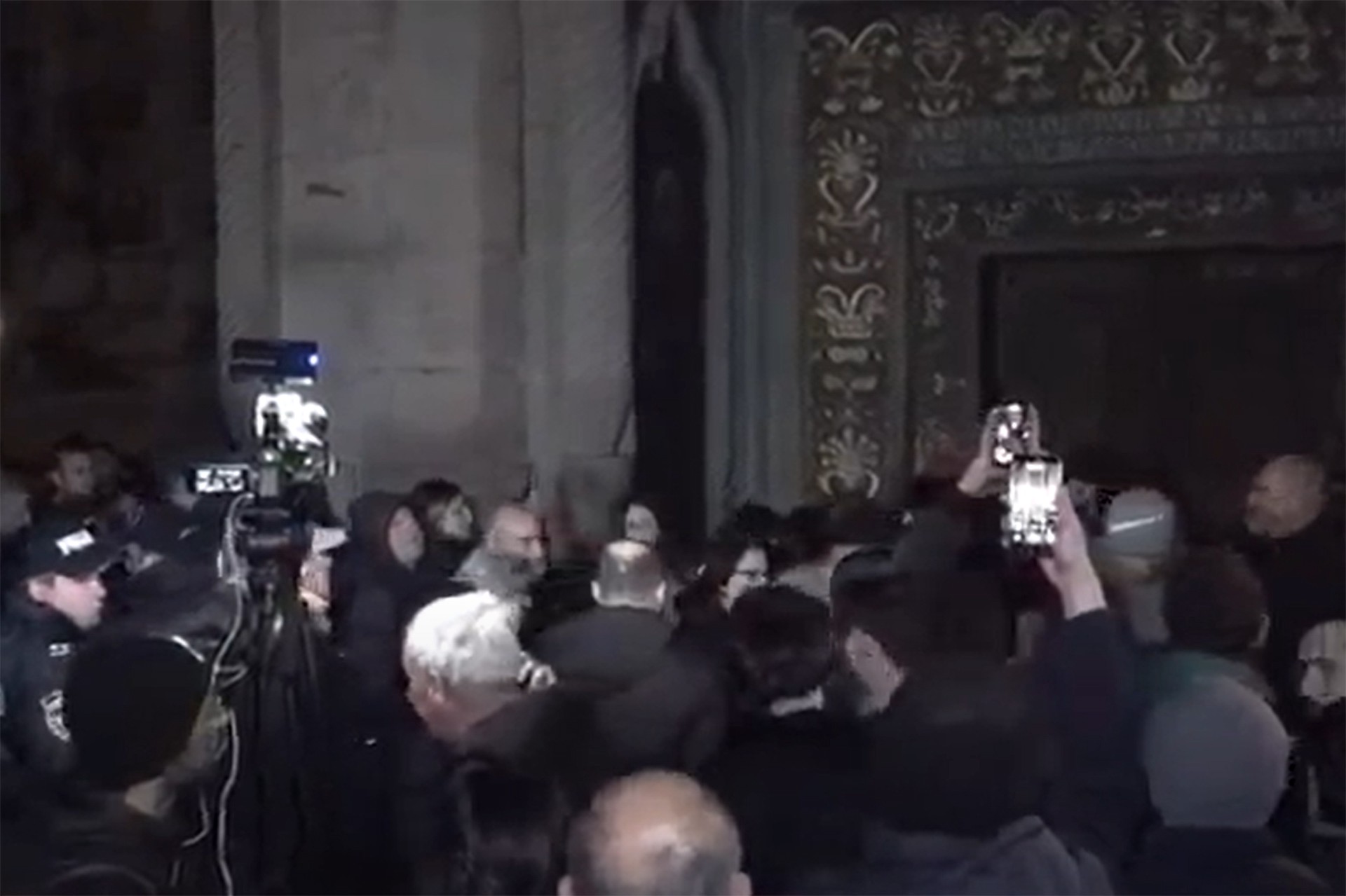 Противники Армянской церкви пытаются ворваться в кафедральный собор