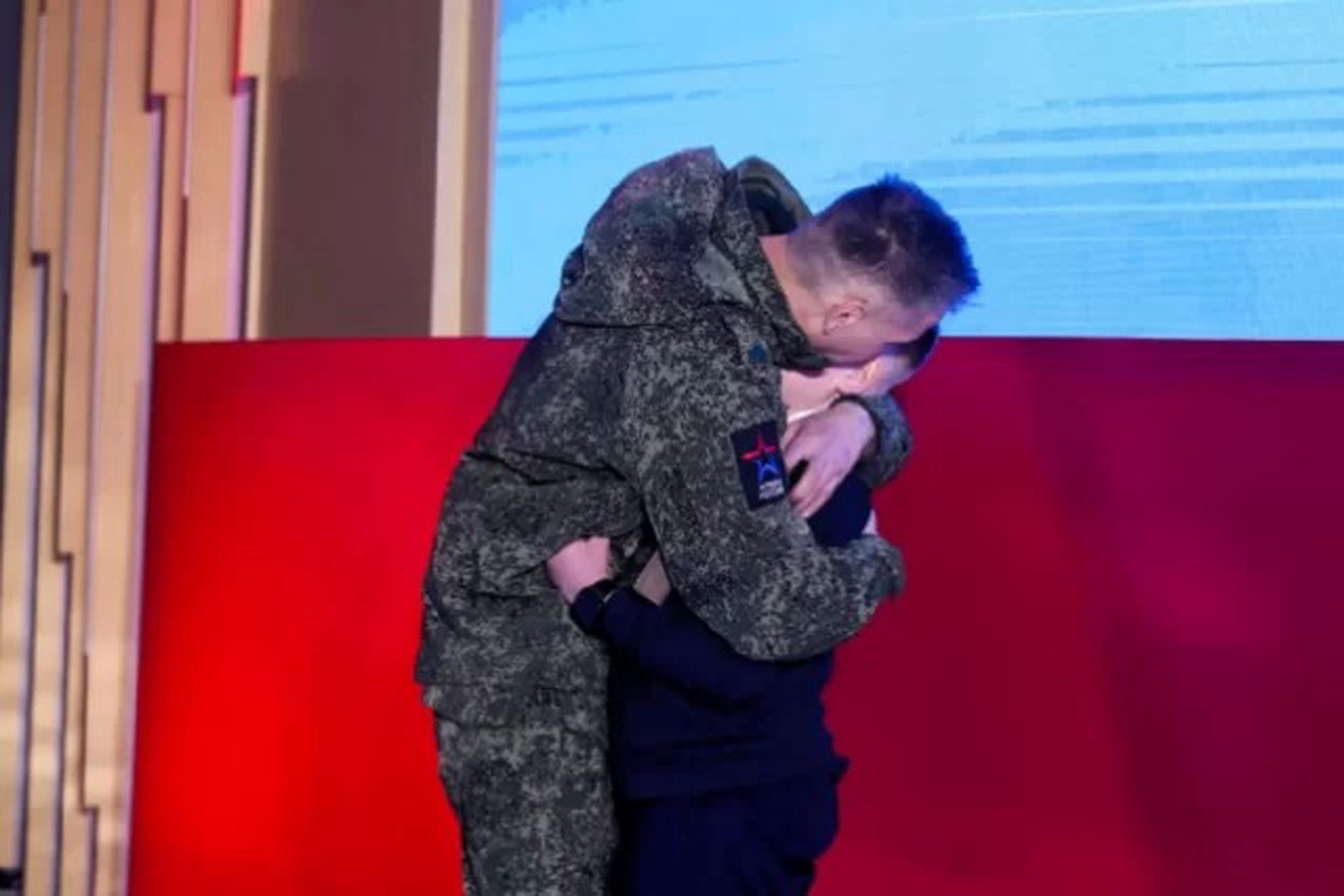 Семья участников СВО воссоединилась на вручении премии от губернатора Подмосковья