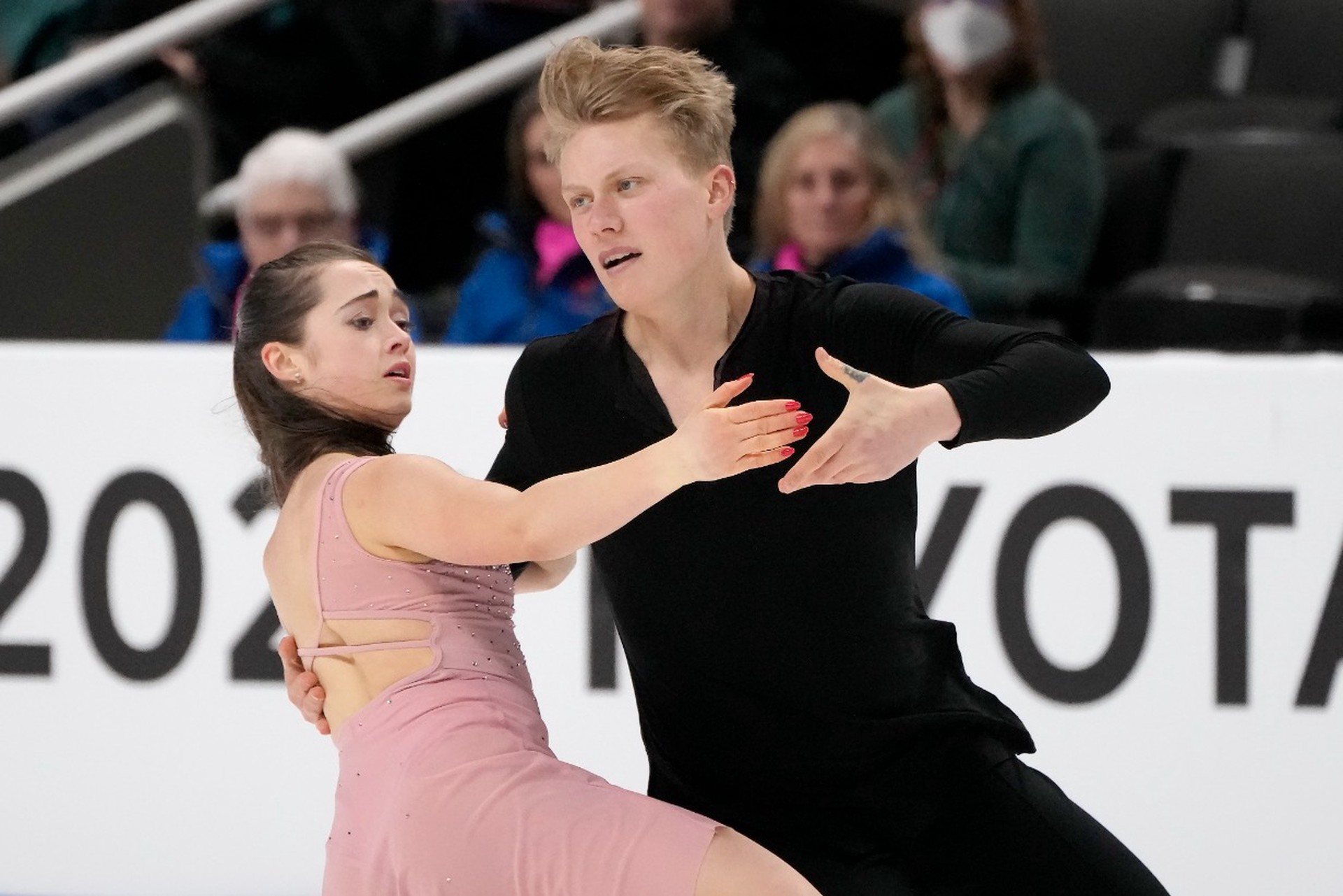 Уехавшего из России фигуриста пожизненно отстранили от игр