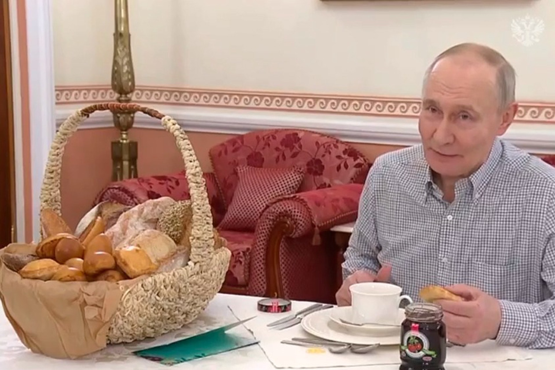 Путин попробовал сладости из люберецкой пекарни