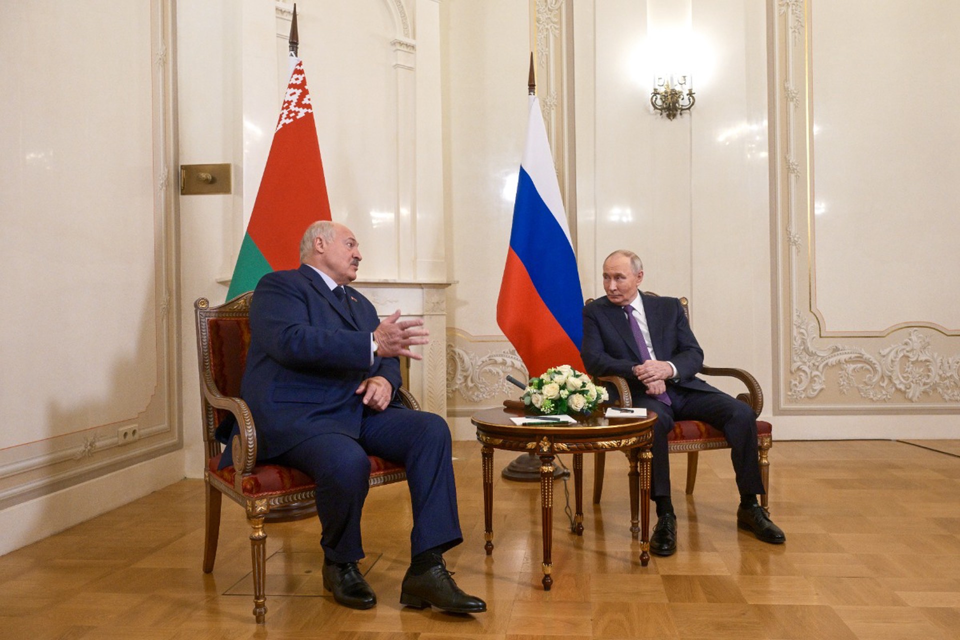 Лукашенко привез подарок Путину во время визита в Санкт-Петербург