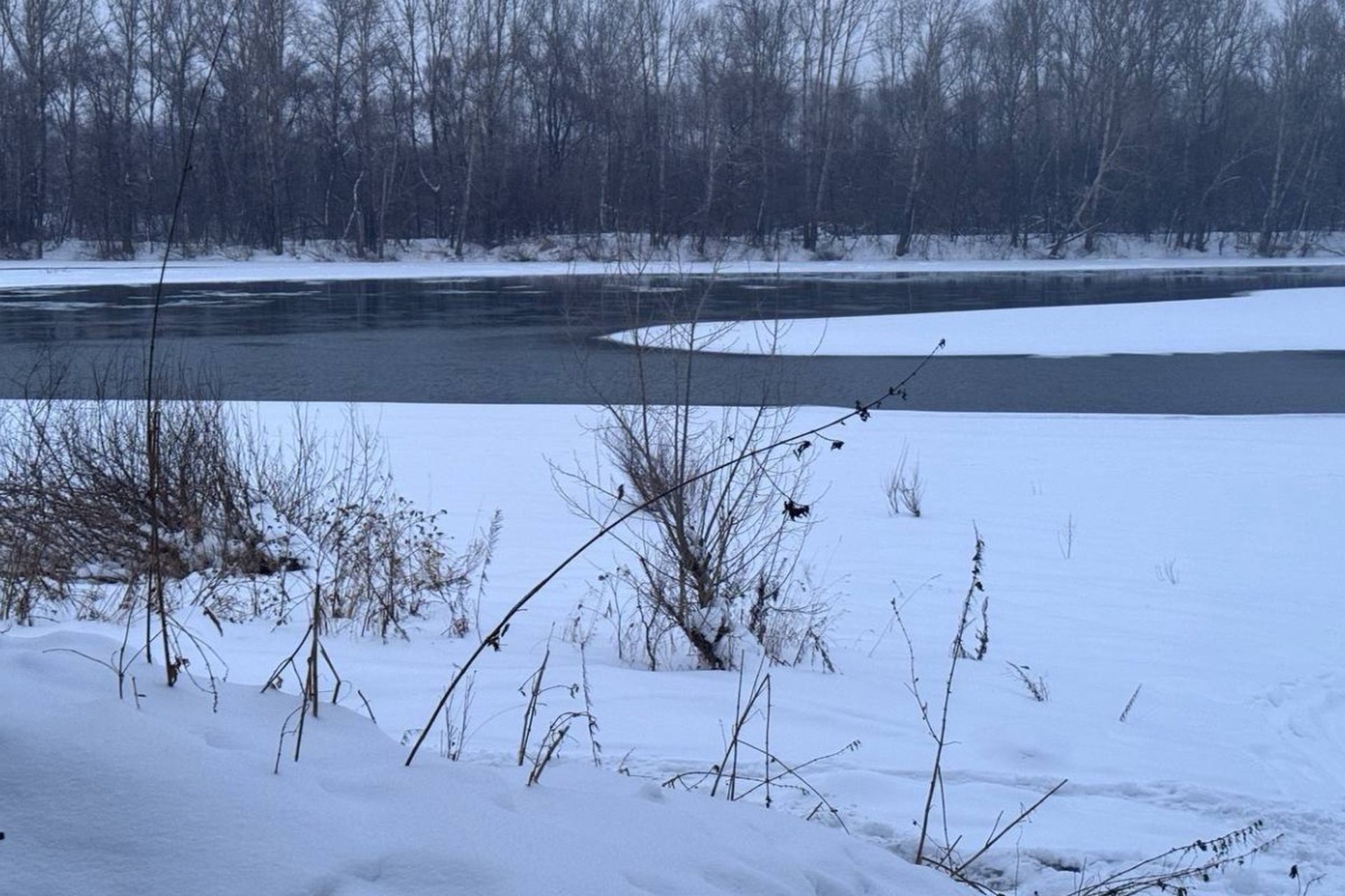 Двое подростков провалились под лед в российском регионе