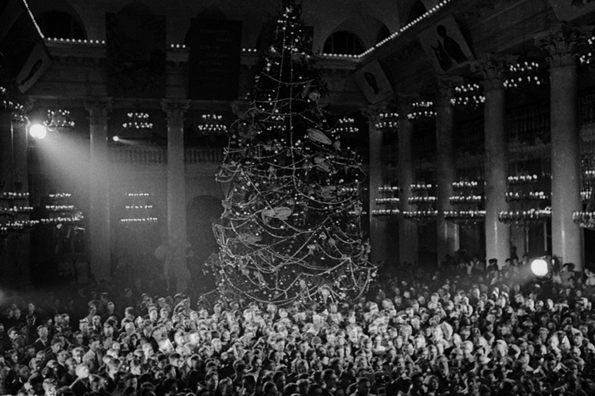 Перегнули планку: почему в 1936-м Советскому Союзу пришлось вернуть Новый год и елку