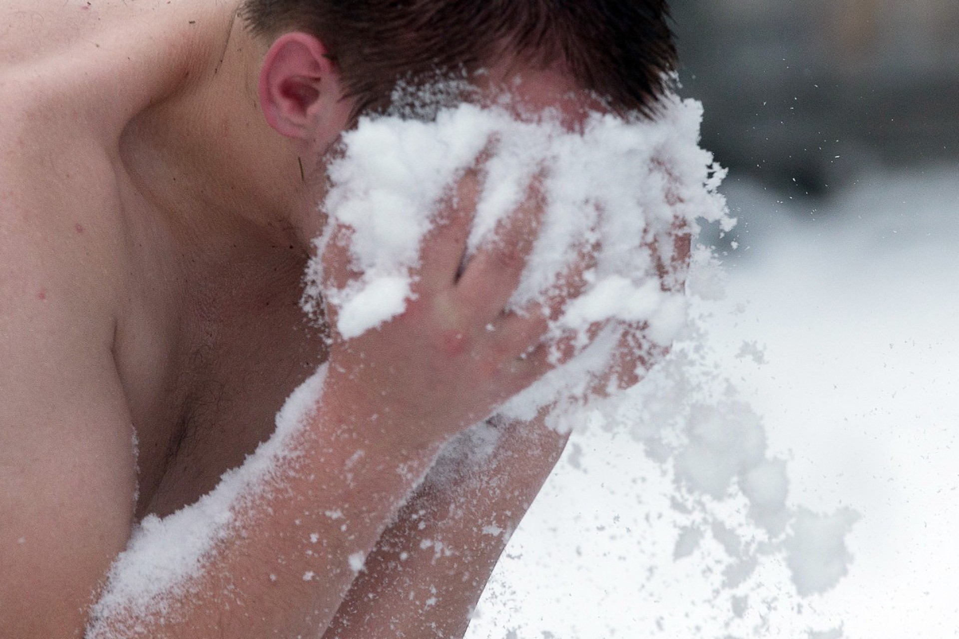 Врач предупредила о смертельных рисках ныряния в снег после бани