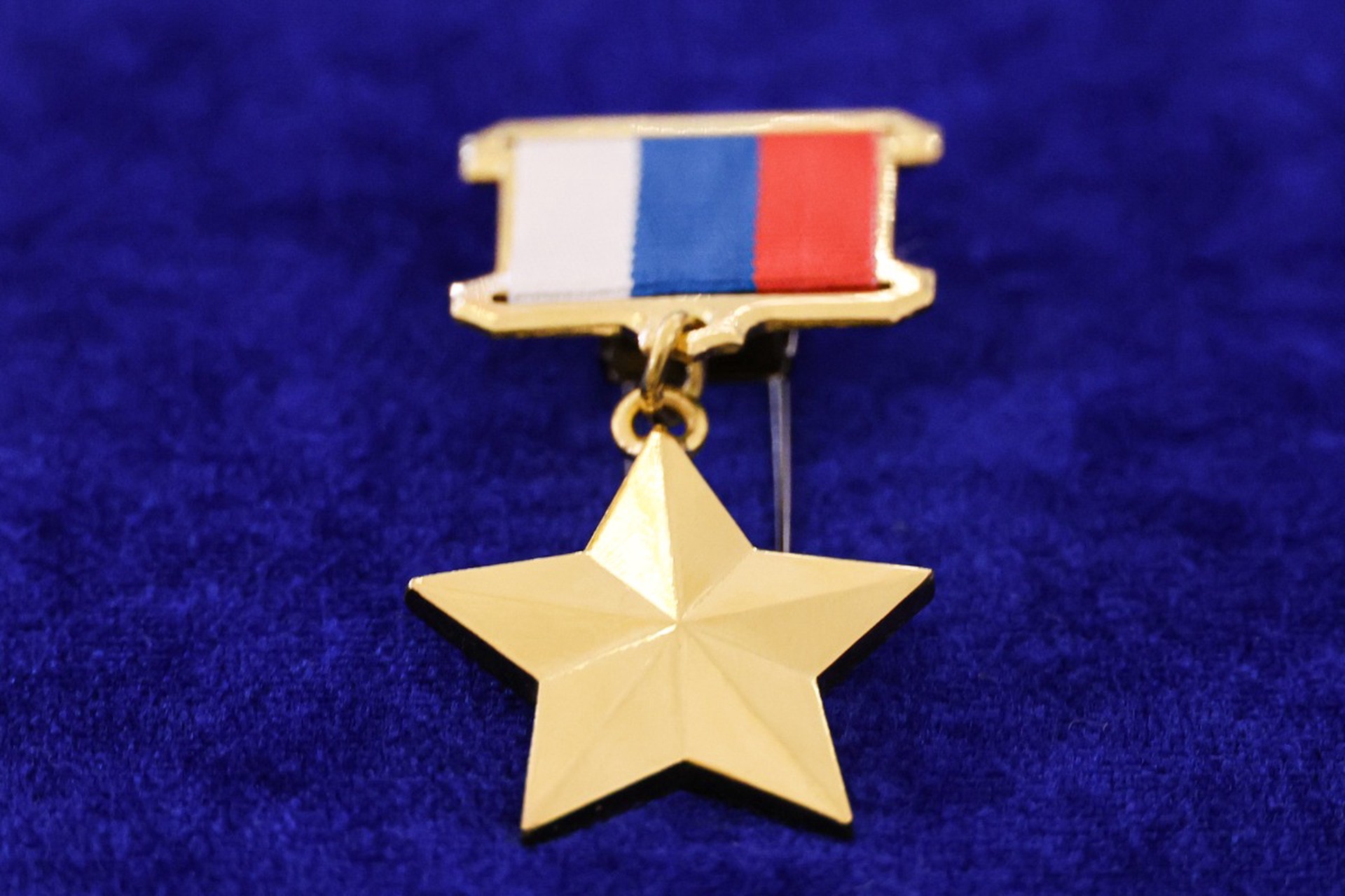 Военный юрист предупредил о риске уголовной ответственности за подделку медали Героя России