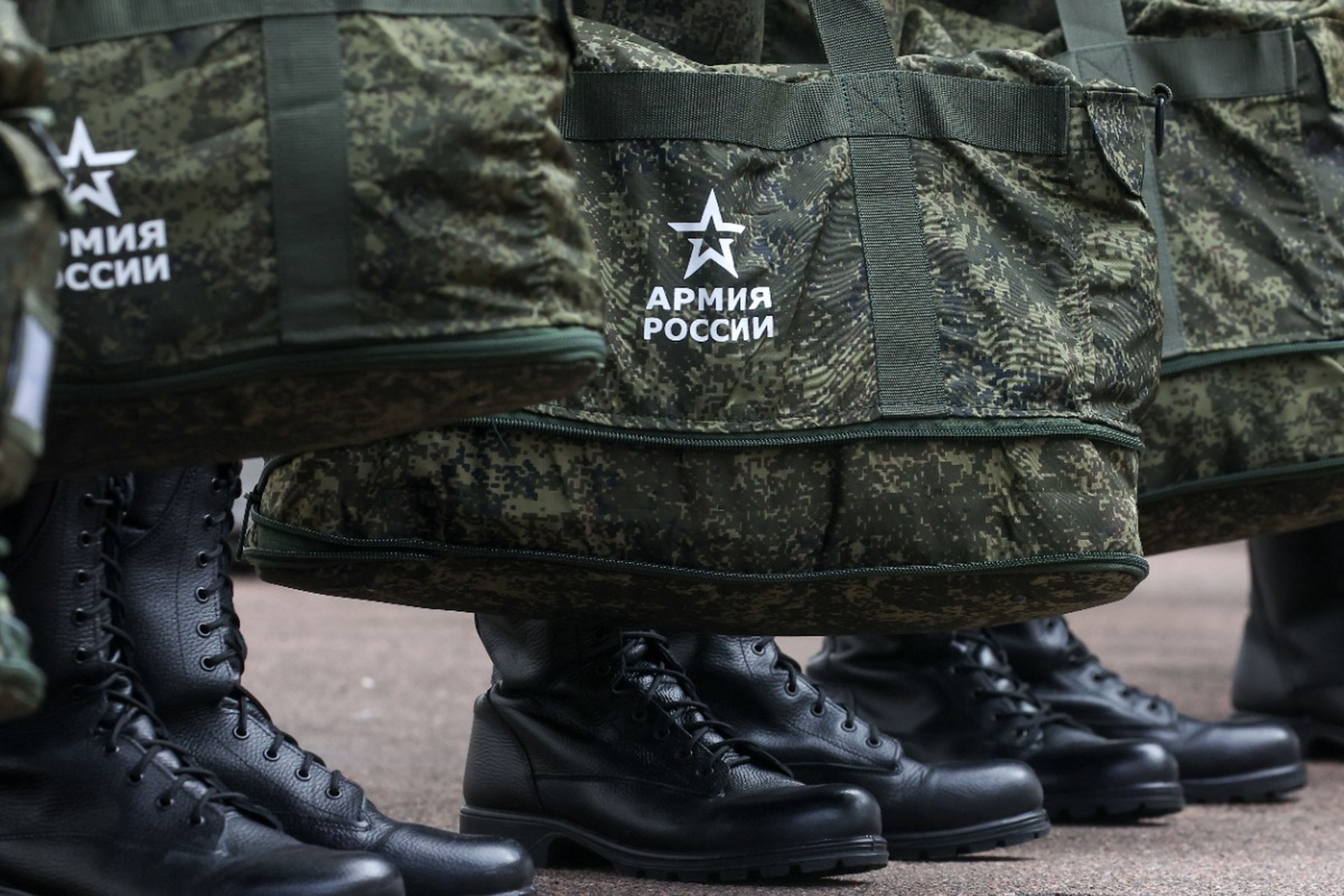 Лицам без гражданства дали право заключать контракты с ВС РФ