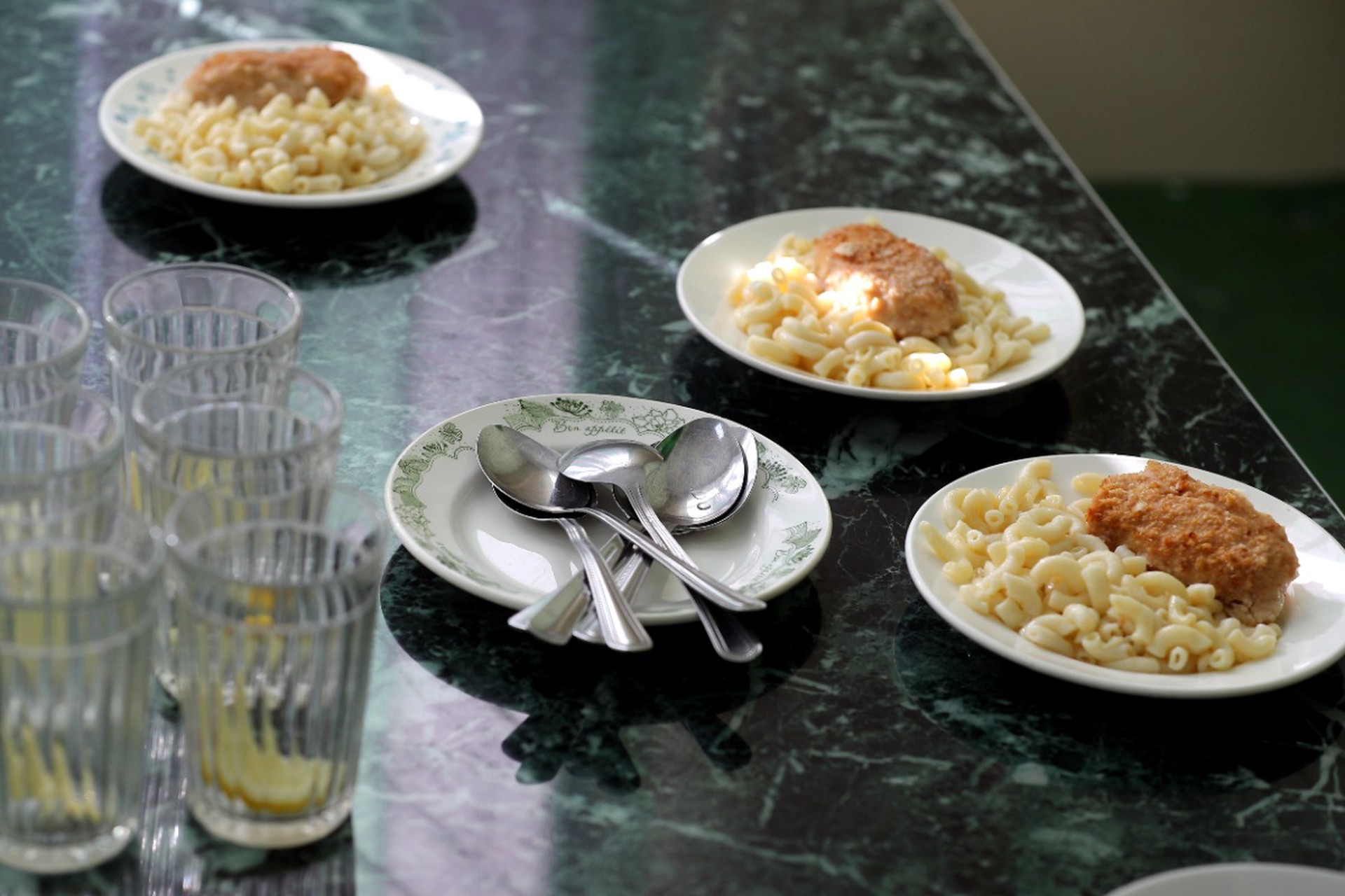 В российском городе чиновники отказались кормить школьников 