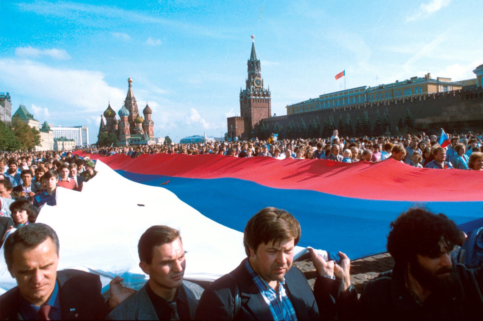 Золотые 90-е: между ностальгическим фетишем и коллективной травмой