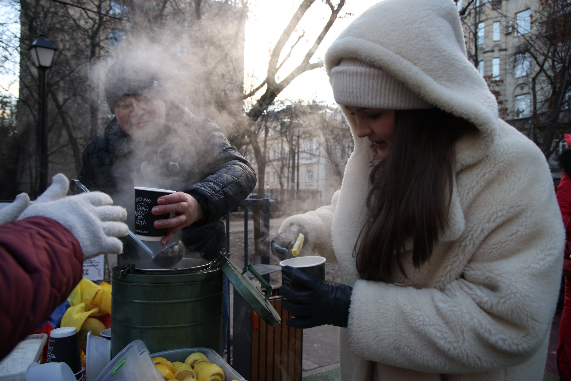 Стоматологи предупредили о скрытом вреде горячего чая и кофе
