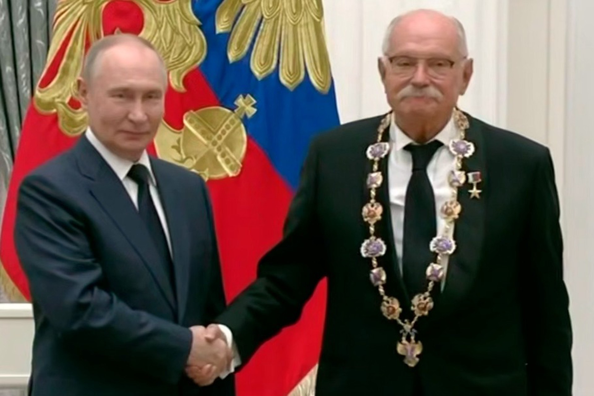 Путин вручил Михалкову высшую награду России