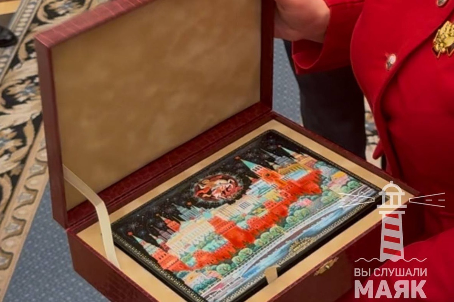 Путин вручил Захаровой неожиданный подарок на юбилей