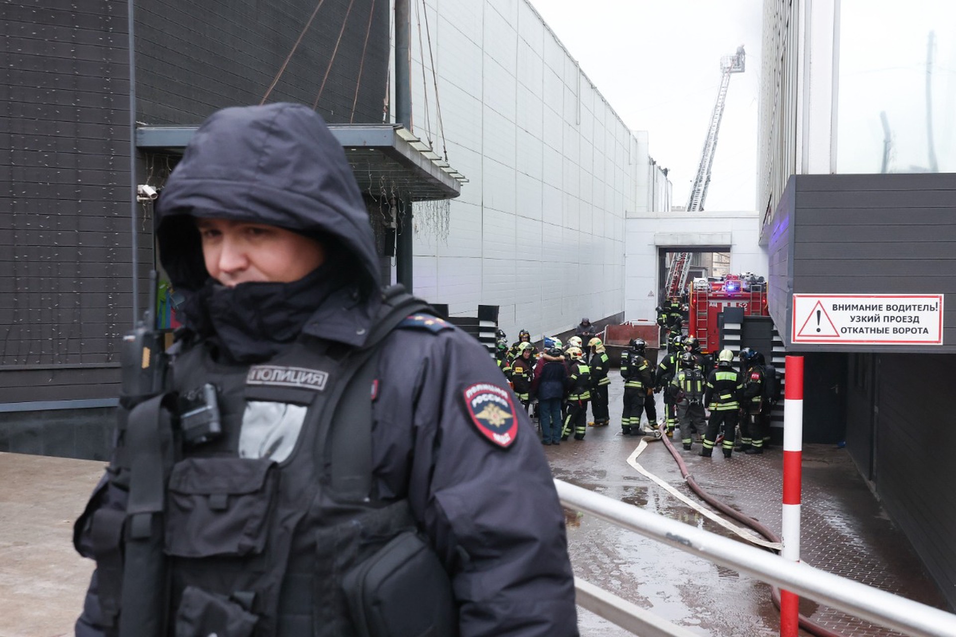 Сильный пожар произошел в бизнес-центре в Москве