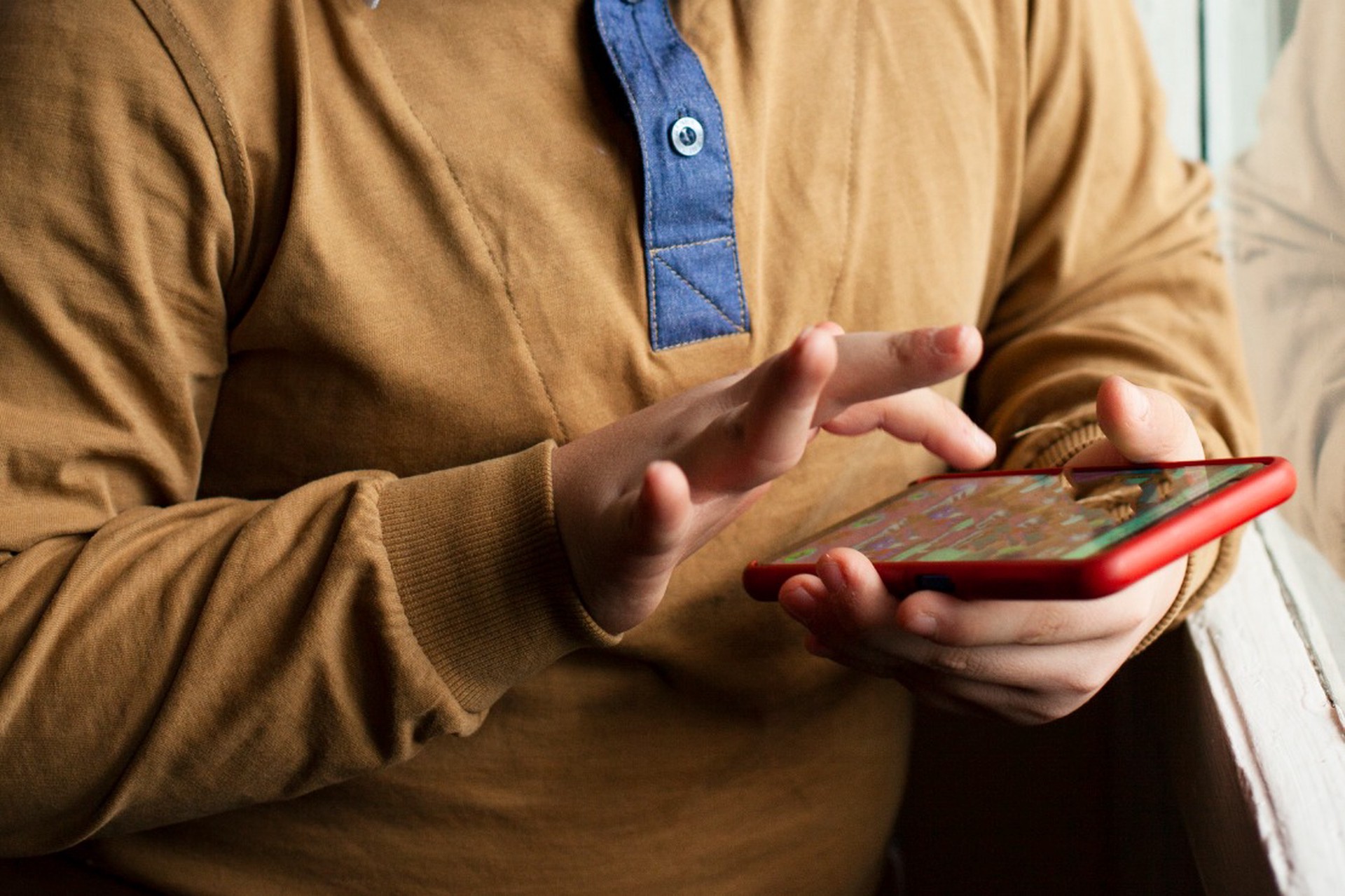 «Я тебя уволю»: школьник обматерил учителя за просьбу убрать телефон