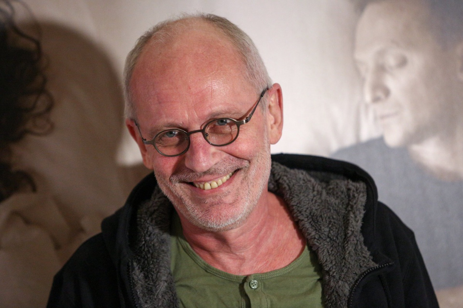 Порок сердца: почему ведущий Александр Гордон женится на 20-летних девушках