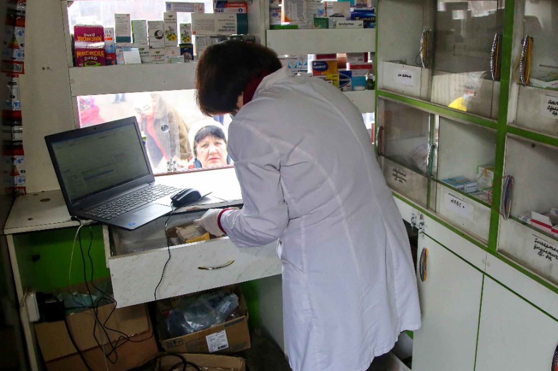 Создать передвижные аптечные пункты предложили в Госдуме