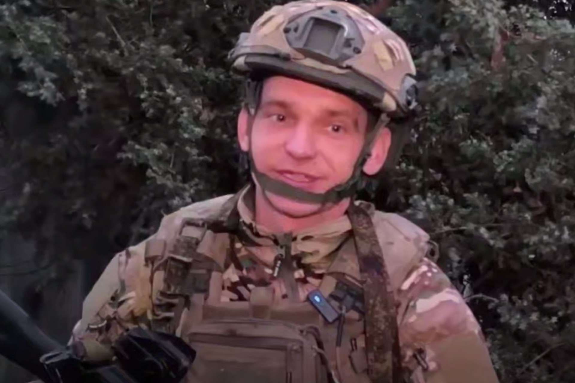 Боец ВС РФ без брони под обстрелами ВСУ спас раненого брата-близнеца