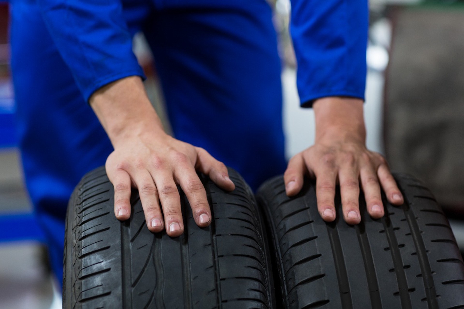 Врач предупредил о рисках для здоровья при хранении китайских шин в квартире