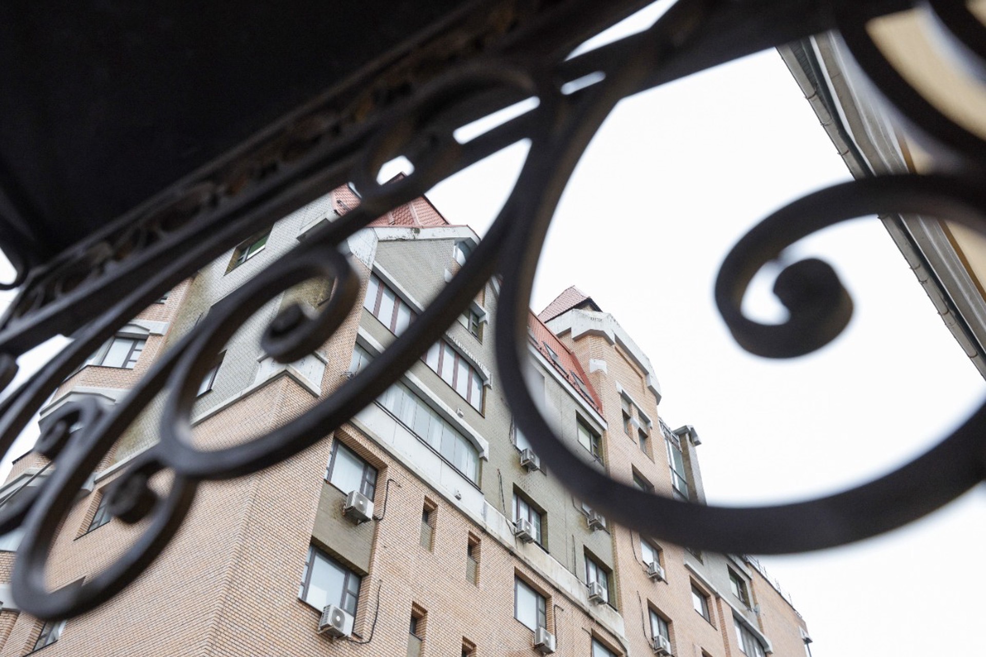 Лариса Долина начала освобождать квартиру Лурье