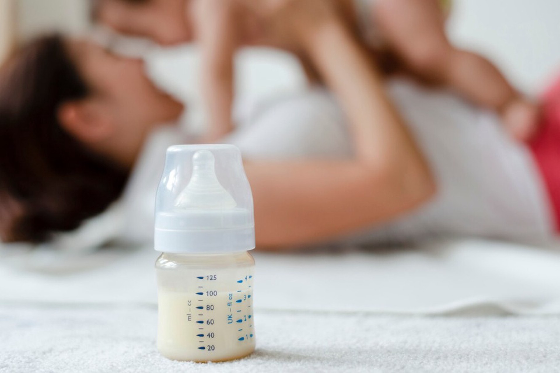 В России призвали полностью запретить торговлю грудным молоком