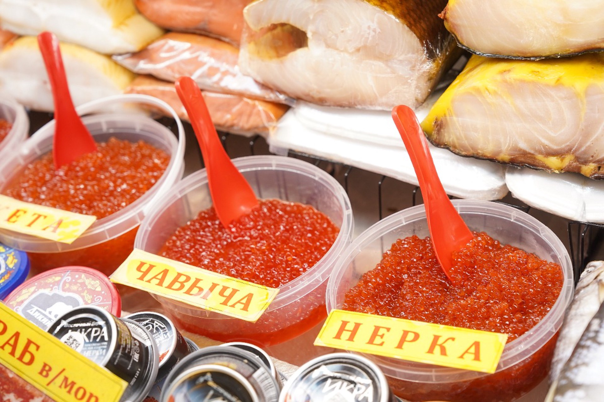 Россиянам раскрыли, почему упали цены на красную икру