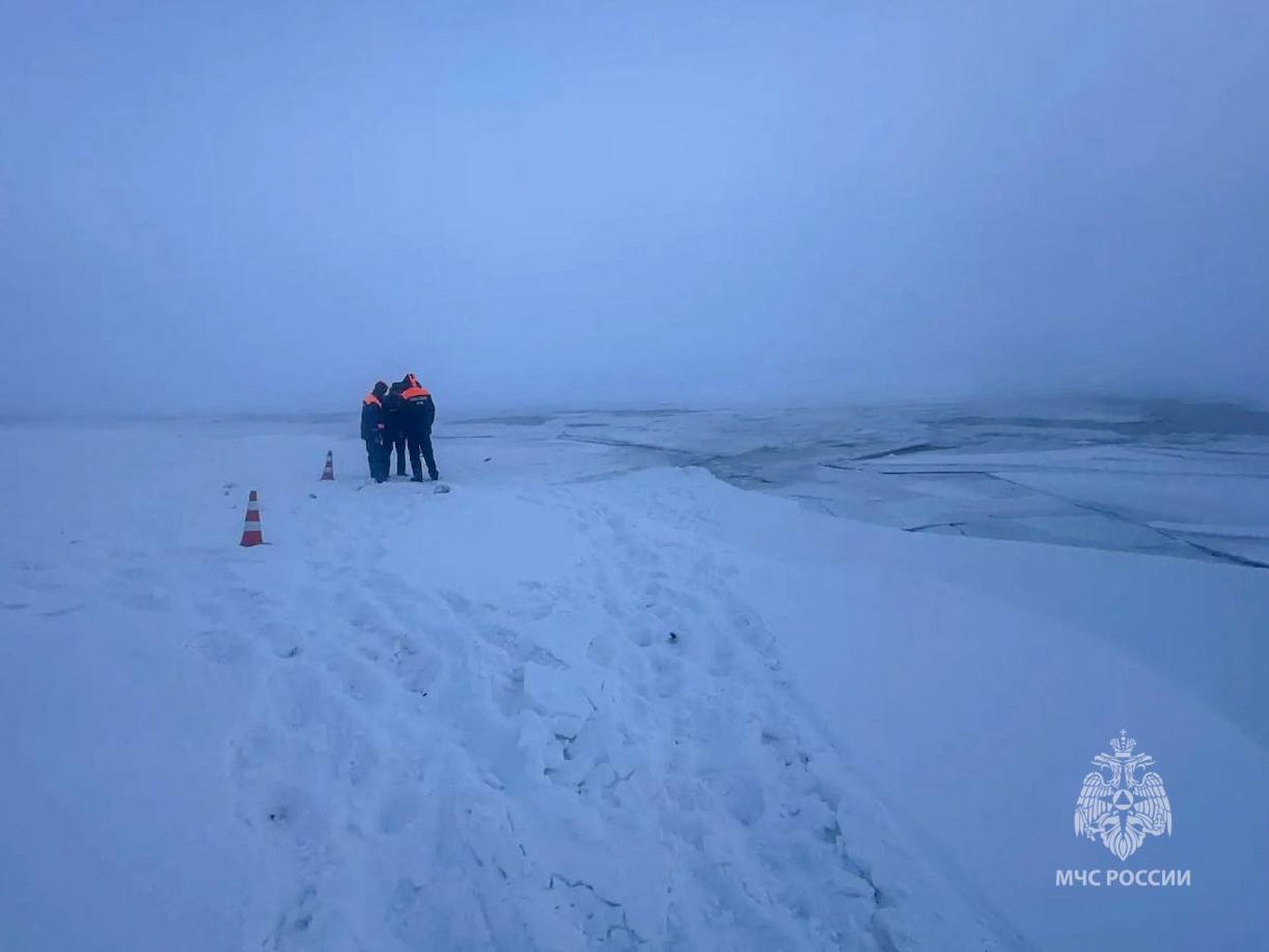 В Якутске автомобиль провалился под лед: внутри был ребенок