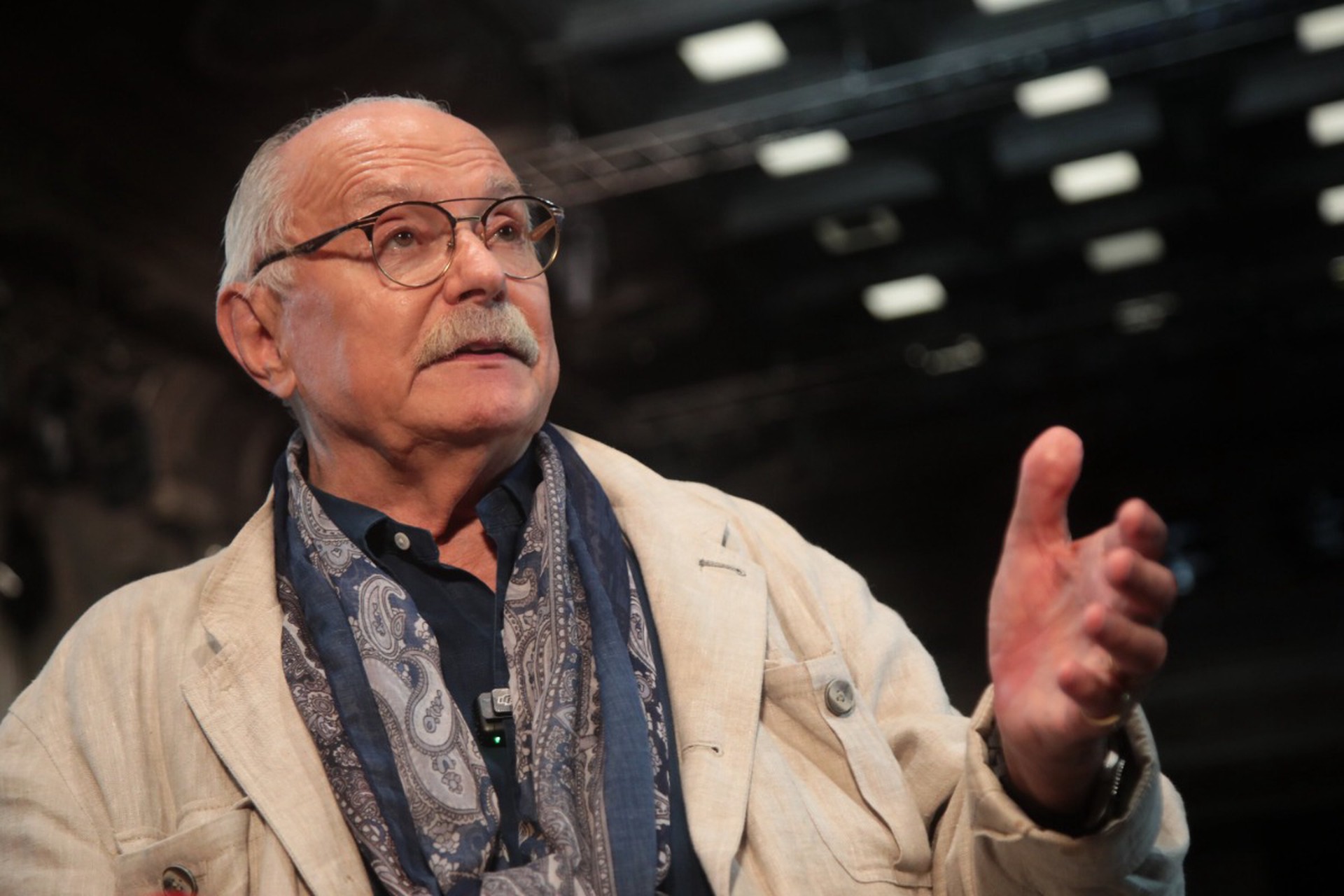 Путина облили вином на празднике у известного кинорежиссера