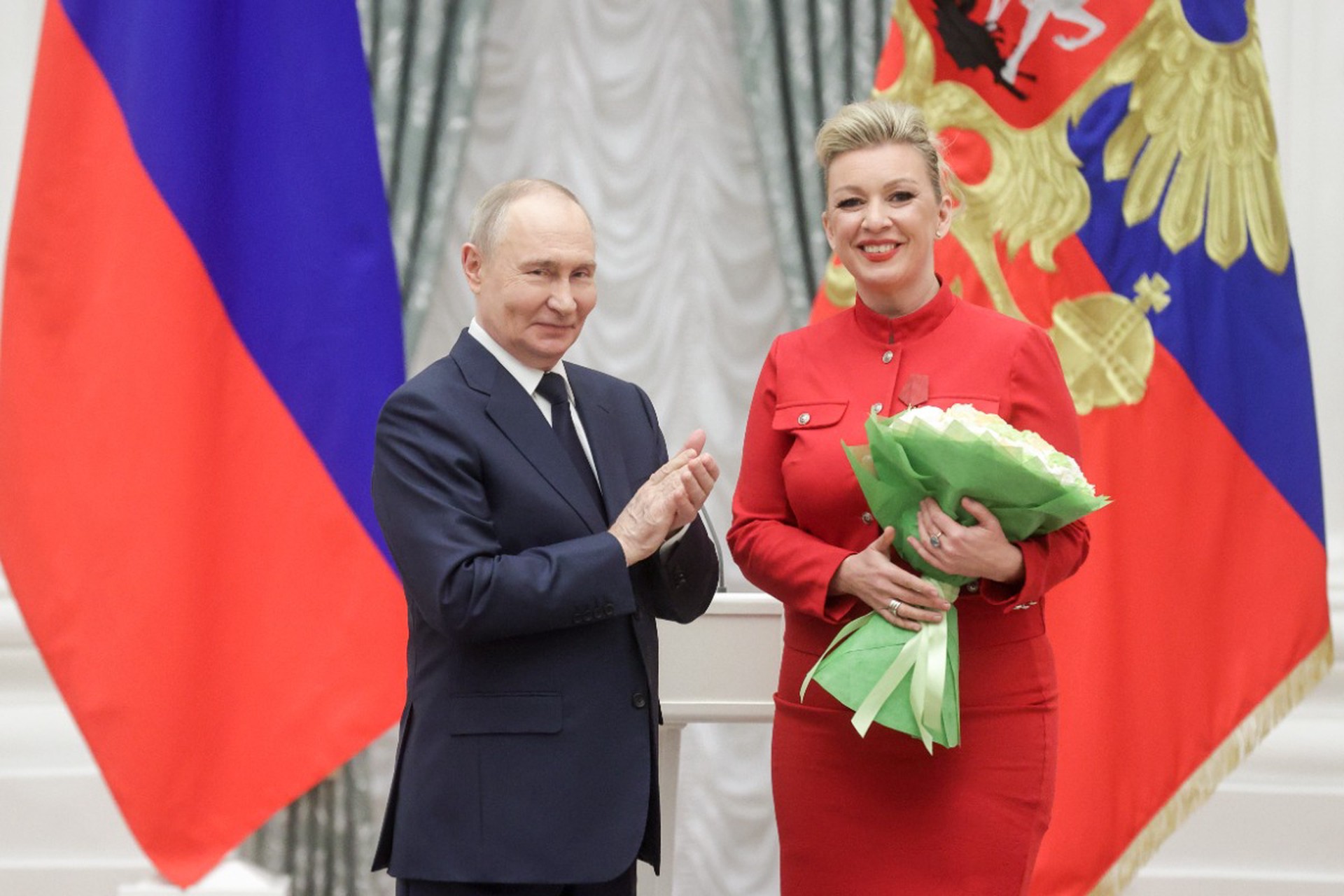 Захарова раскрыла содержание записки, переданной Путину