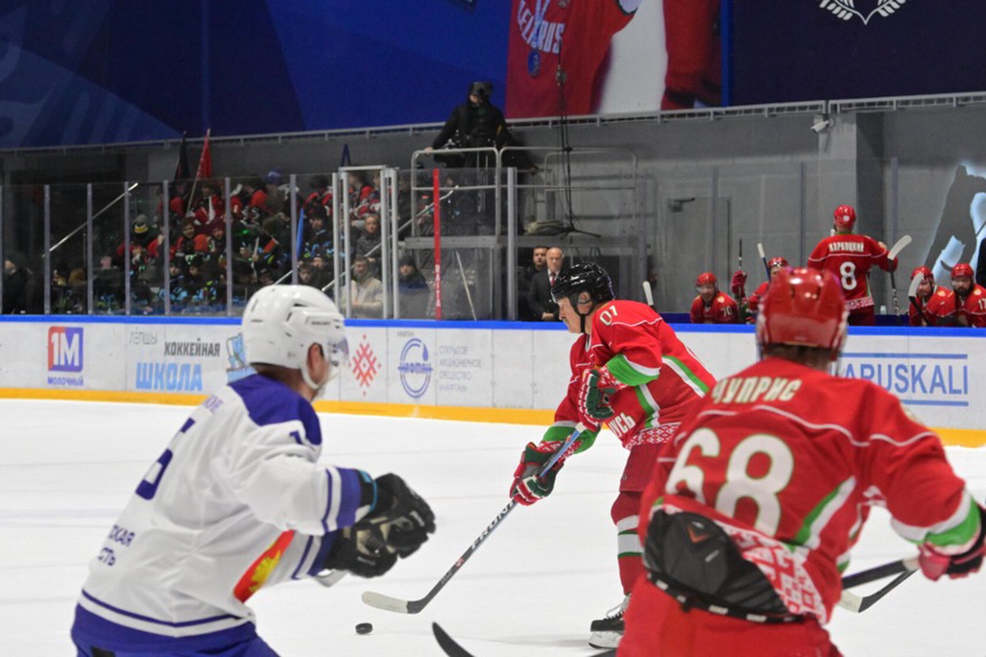 «Бей своих, чтобы чужие боялись»: Лукашенко рассказал о последствиях падения на хоккейном матче