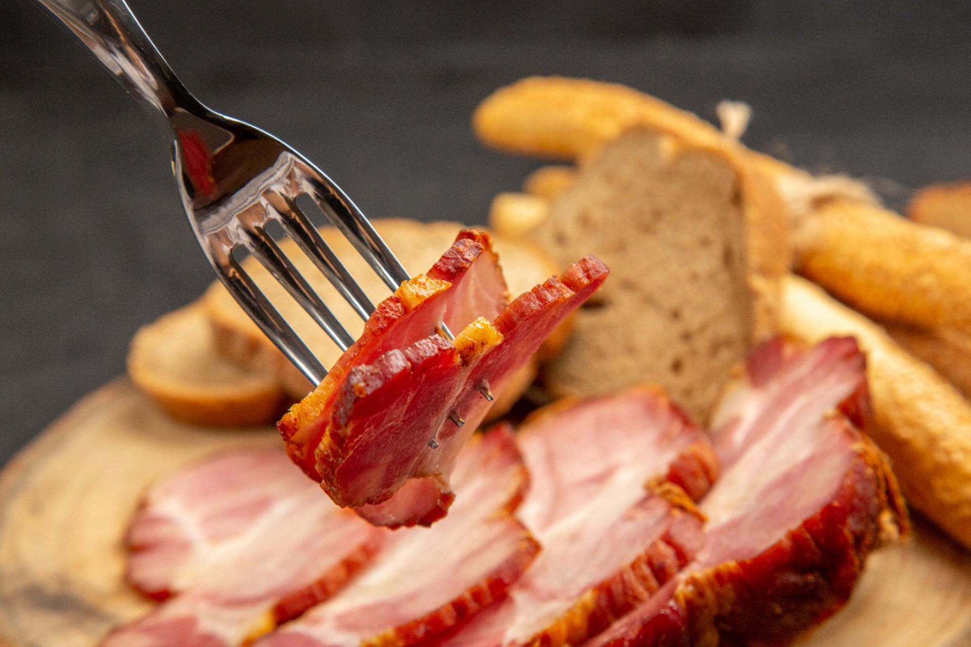 Употребление больше трех ломтиков бекона на завтрак провоцирует рак, заявила диетолог