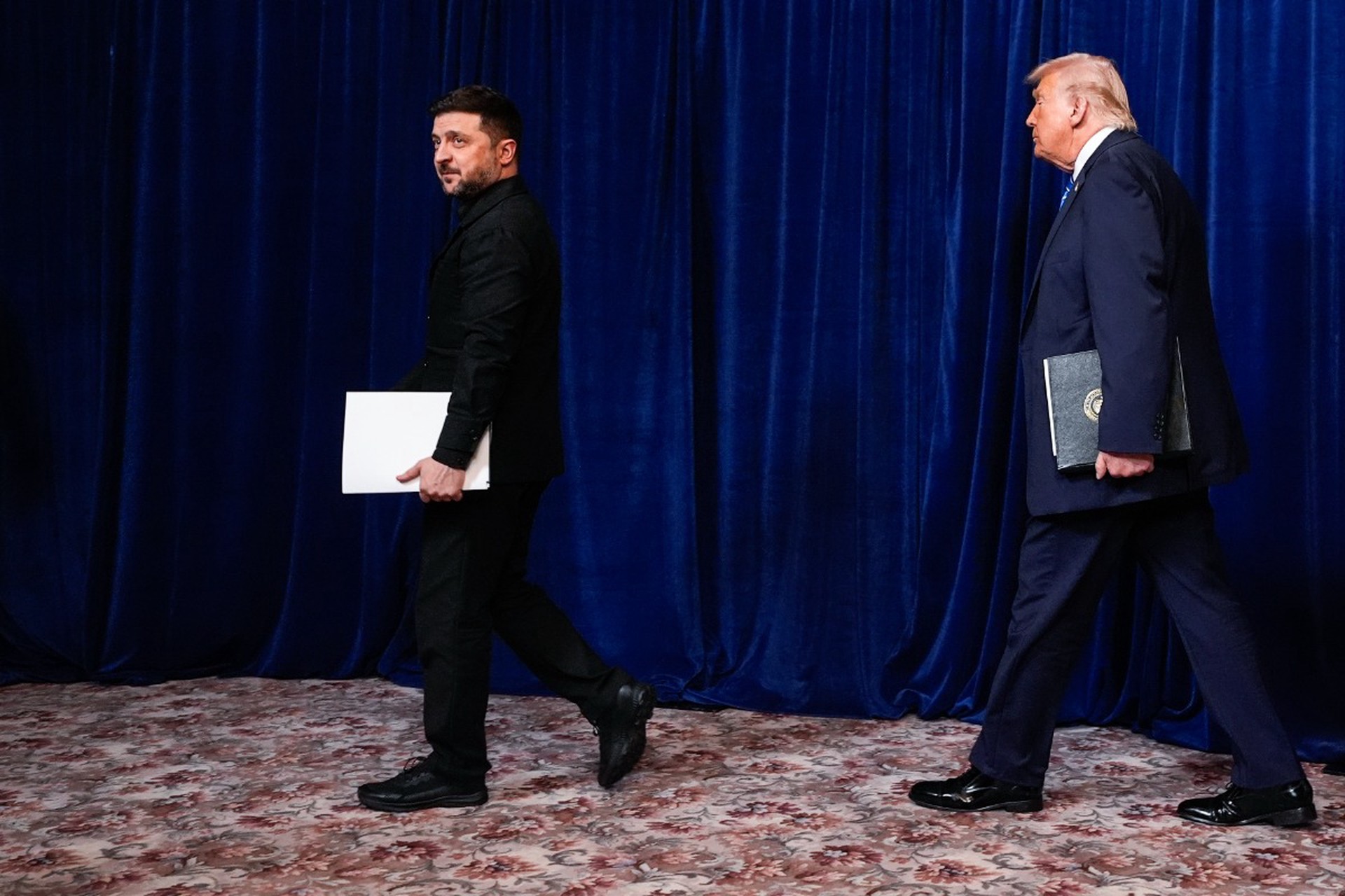 Зеленский заявил о готовности покинуть пост, но менять позицию по Донбассу не стал