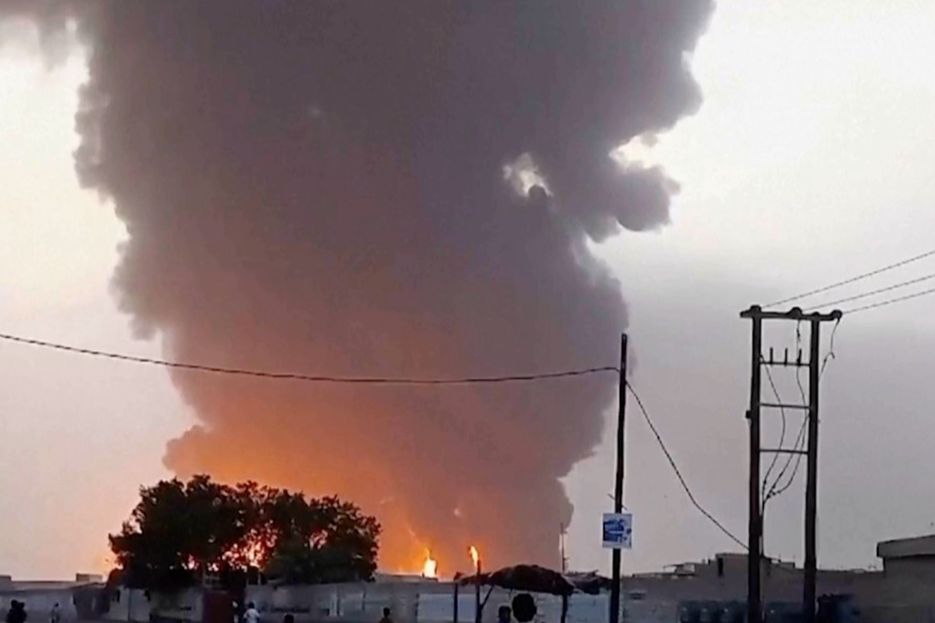 По судам с военными грузами ОАЭ нанесли удары